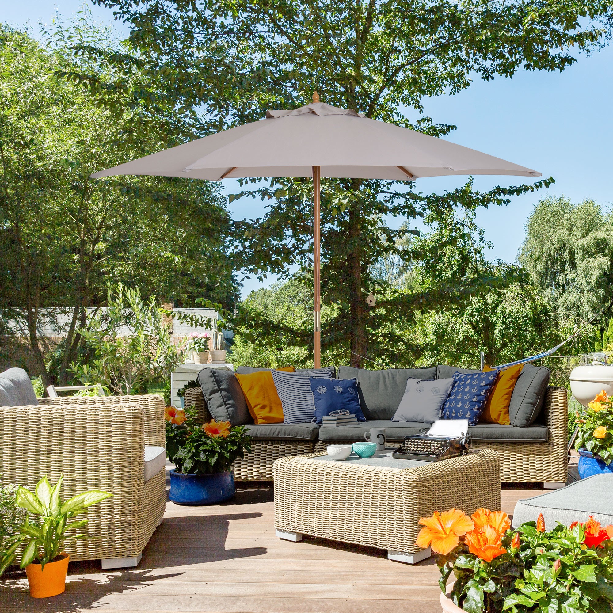 Outsunny Sonnenschirm Ø 250 cm, Sonnenschirm mit Seilzugmechanismus Balkonschirm Strandschirm aus Bambus windfest Marktschirm Sonnenschutz für Balkon Terrasse Garten, Grau