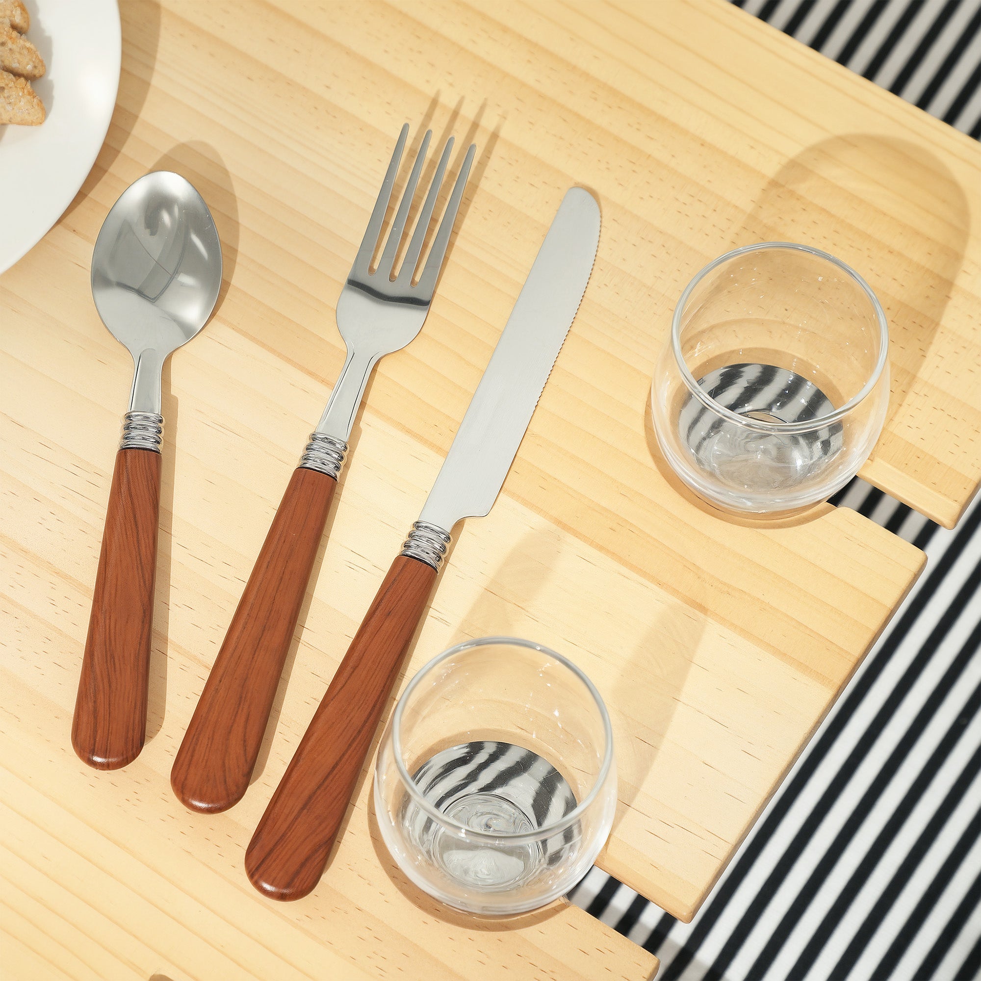 Outsunny Picknickkorb aus Weidenholz Picknickkoffer für 4 Personen mit Picknickdecke Besteck Set, Flascheöffner Hellbraun