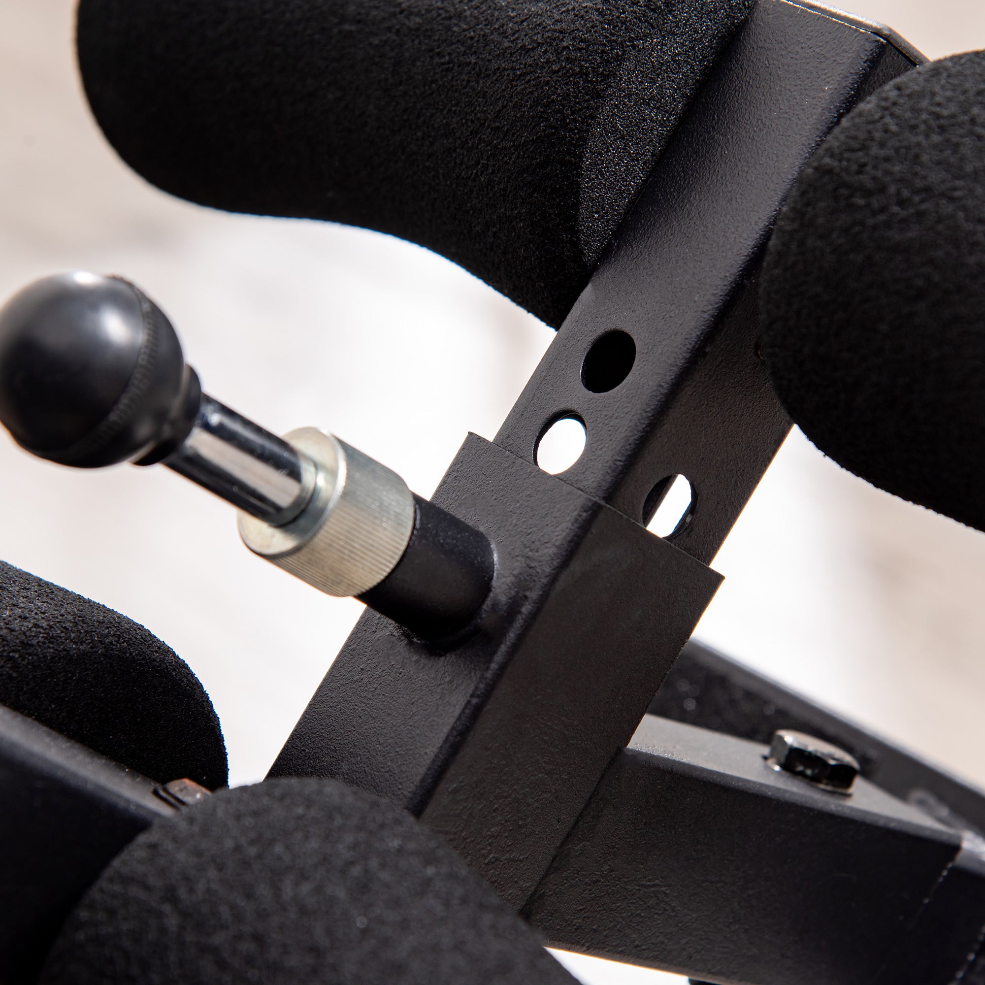 HOMCOM Inversionsbank klappbarer Schwerkrafttrainer mit zwei beweglichen Rädern eingestellt Rückenpolster Metall ABS Schwarz+Blau 132 x 71 x 145 cm