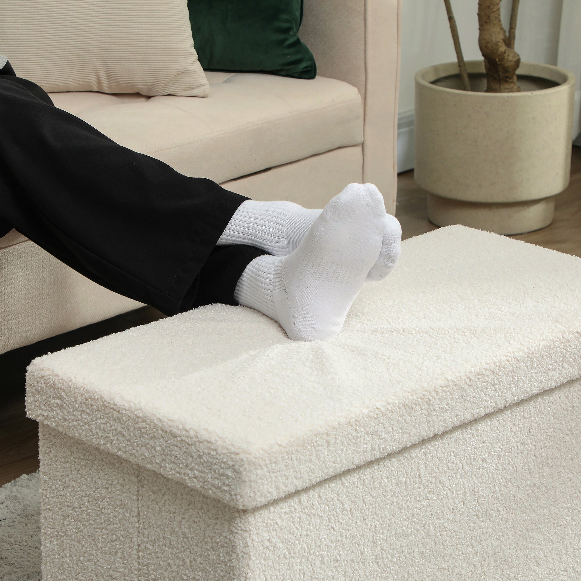 HOMCOM Aufbewahrungshocker, Polsterbank mit Stauraum und Deckel für Wohnzimmer, Schlafzimmer, Flur, Cremeweiß