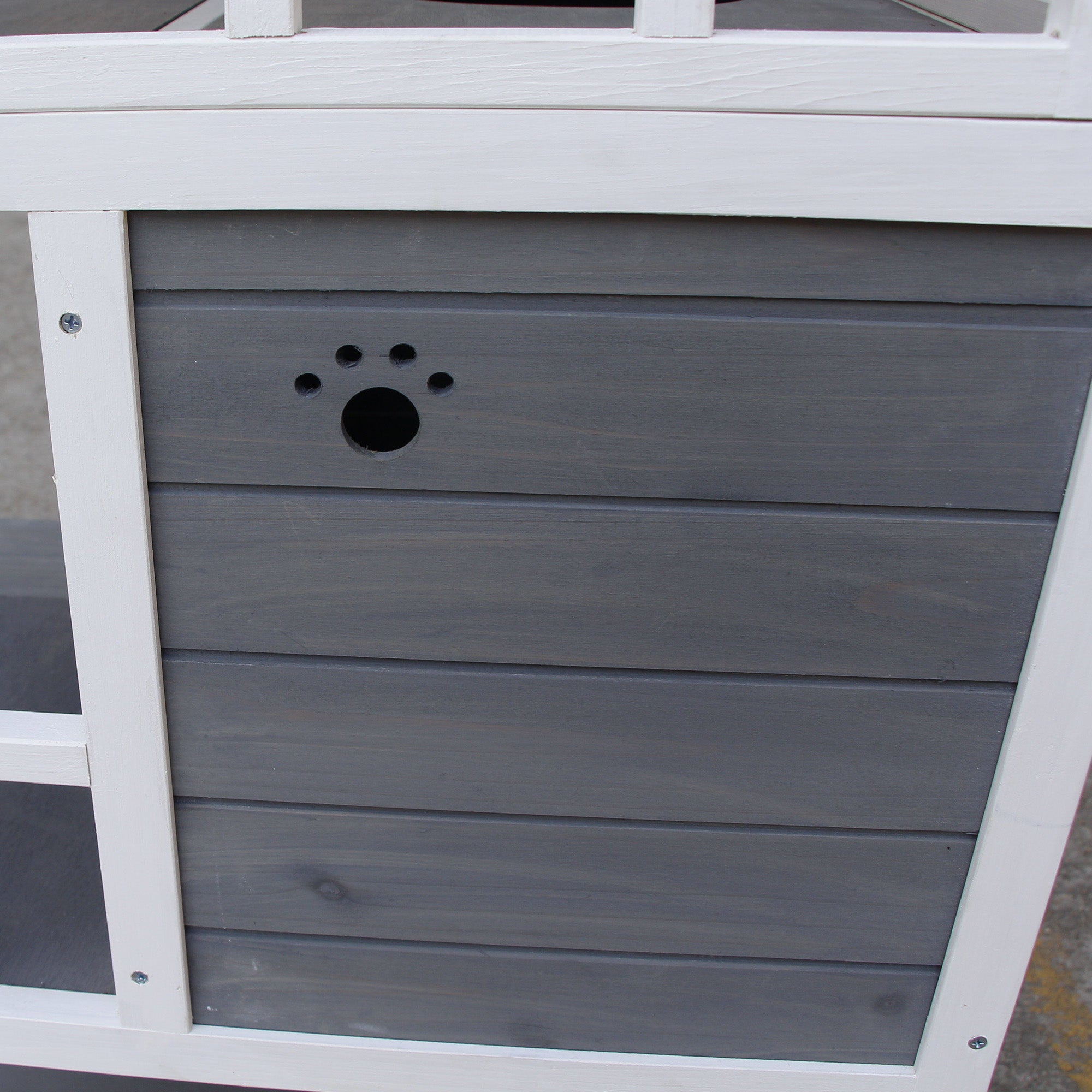 PawHut Katzenhaus, Tannenholz, Katzenhütte für draußen mit Terrasse, Katzenhöhle, 4 Etagen, Katzenvilla mit Treppe, Asphaltdach, Winterfest, Kleintierhaus, Grau, 75,5 x 75 x 137 cm