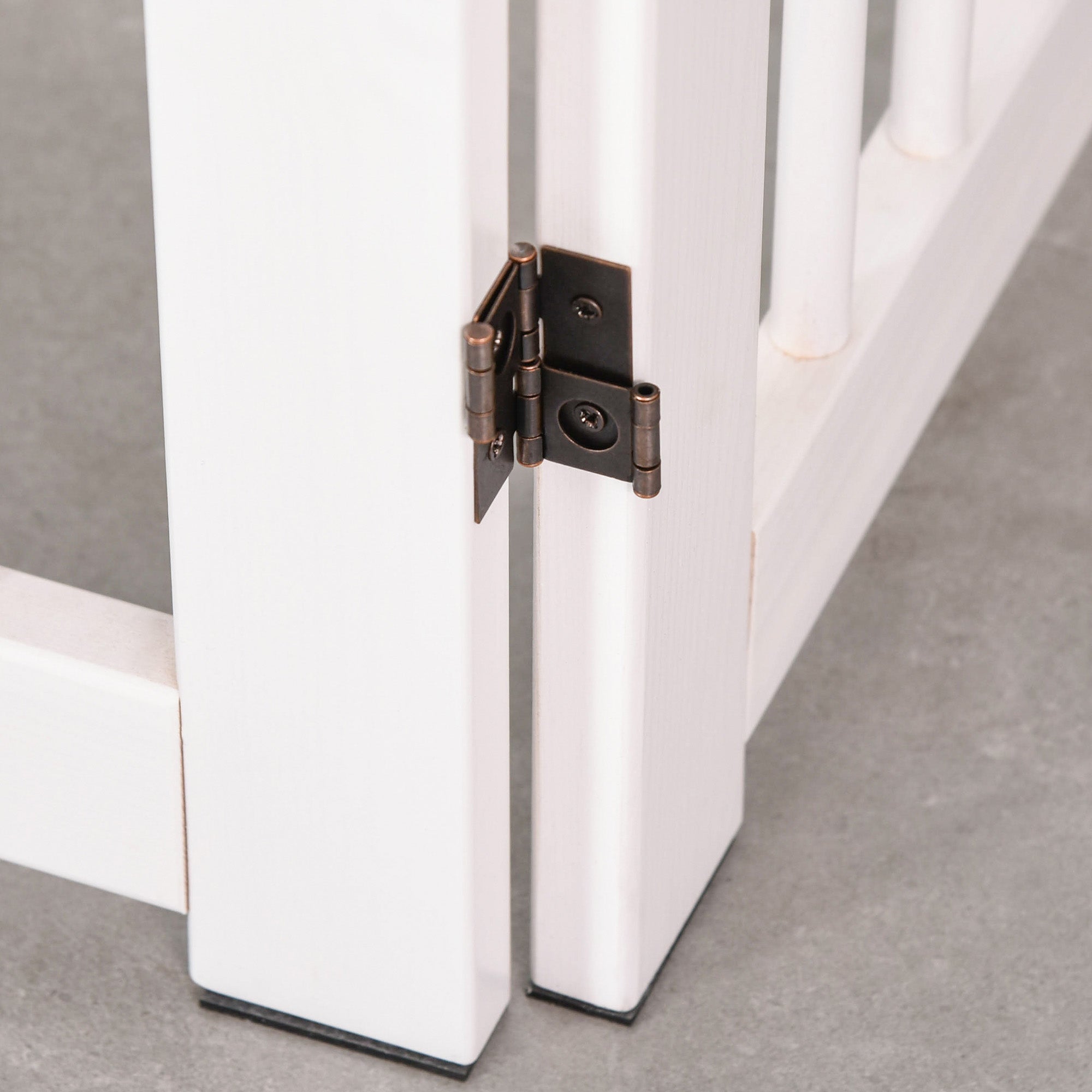 PawHut Absperrgitter Hund 4-teilig, 220 x 91 cm Faltbar Türschutzgitter mit Tür, Freistehend Hundegitter mit 2 Stützfüßen, Treppengitter aus Holz für Flur, Küche, Treppe, Weiß