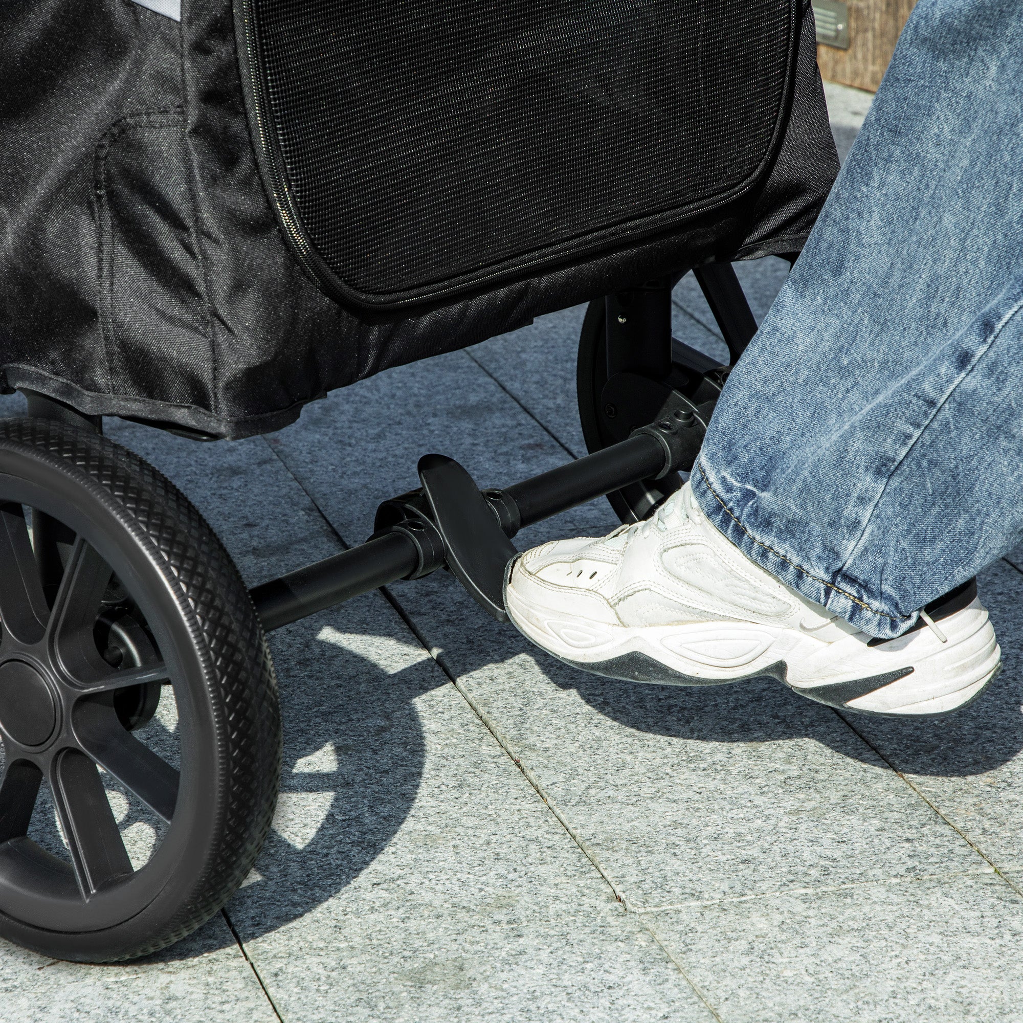 PawHut Hundewagen, Faltbarer Hundebuggy für große Hunde, Haustierwagen mit 4 Rädern, Sicherheitsleinen, Bremsen, Grau