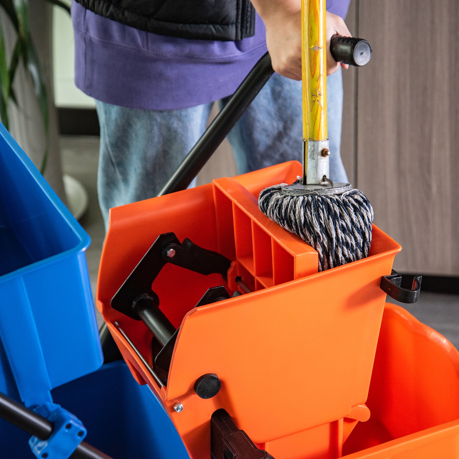 HOMCOM Reinigungseimer, Wischmoppeimer, rollbar, 26 Liter, Kunststoff, Metall, Orange