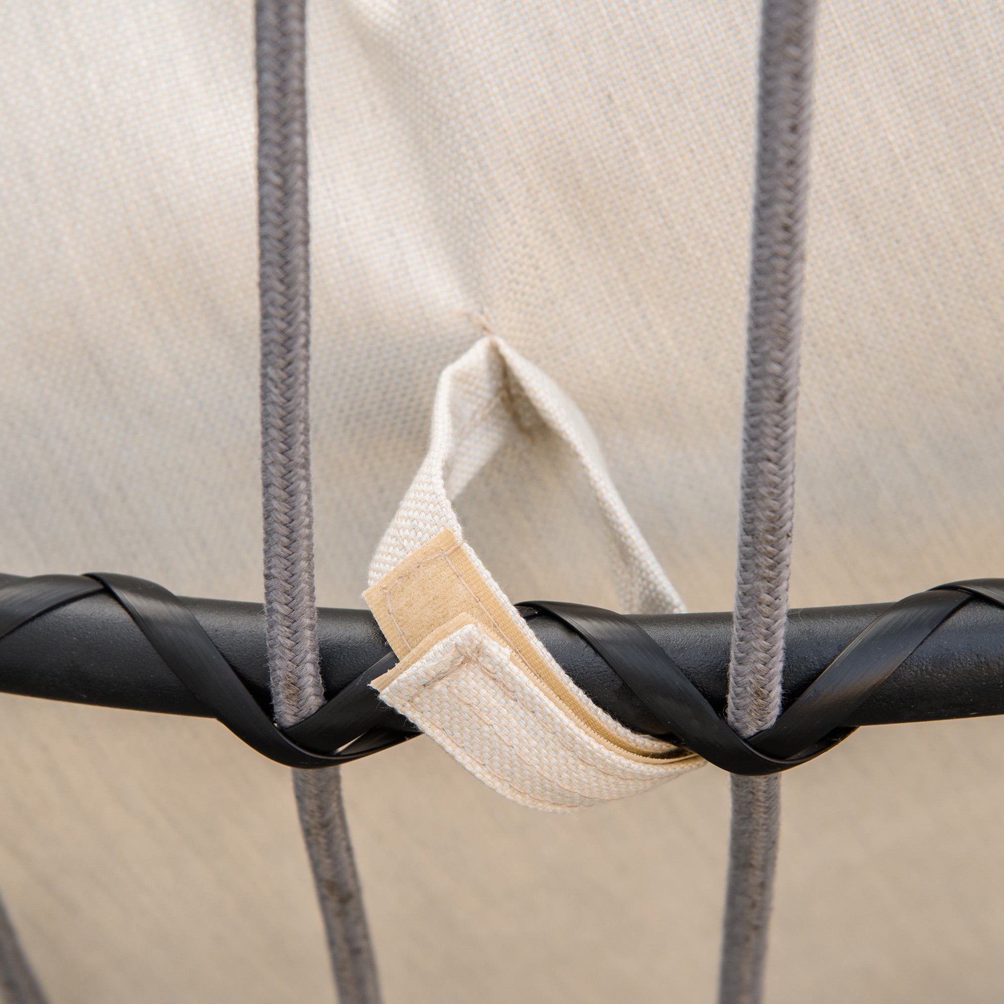 Outsunny Hängesessel Hängekorb mit Gestell Hängeschaukel Hängestuhl mit Kissen Korb faltbar Metall Schwarz+Cremeweiß 101 x 101 x 188 cm