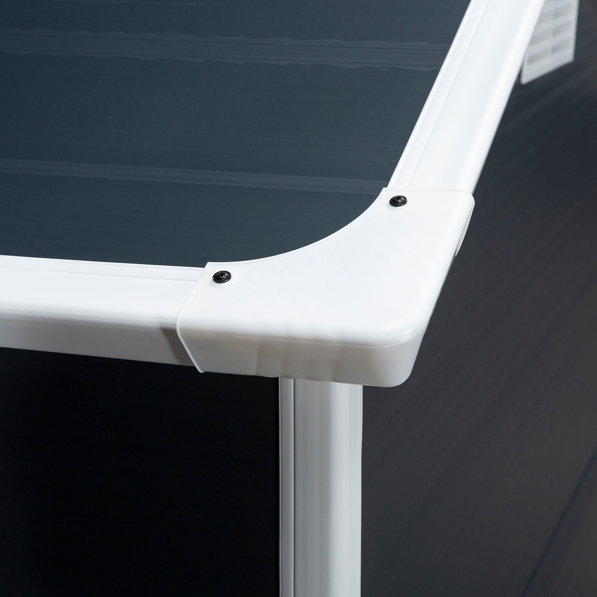 Outsunny Gerätehaus Kunststoff 1,9m² 134x104x204cm Geräteschuppen mit Satteldach Tür wetterfest Gartenhaus Outdoor Garten Schuppen Schrank für Hinterhof Außenbereich Dunkelgrau