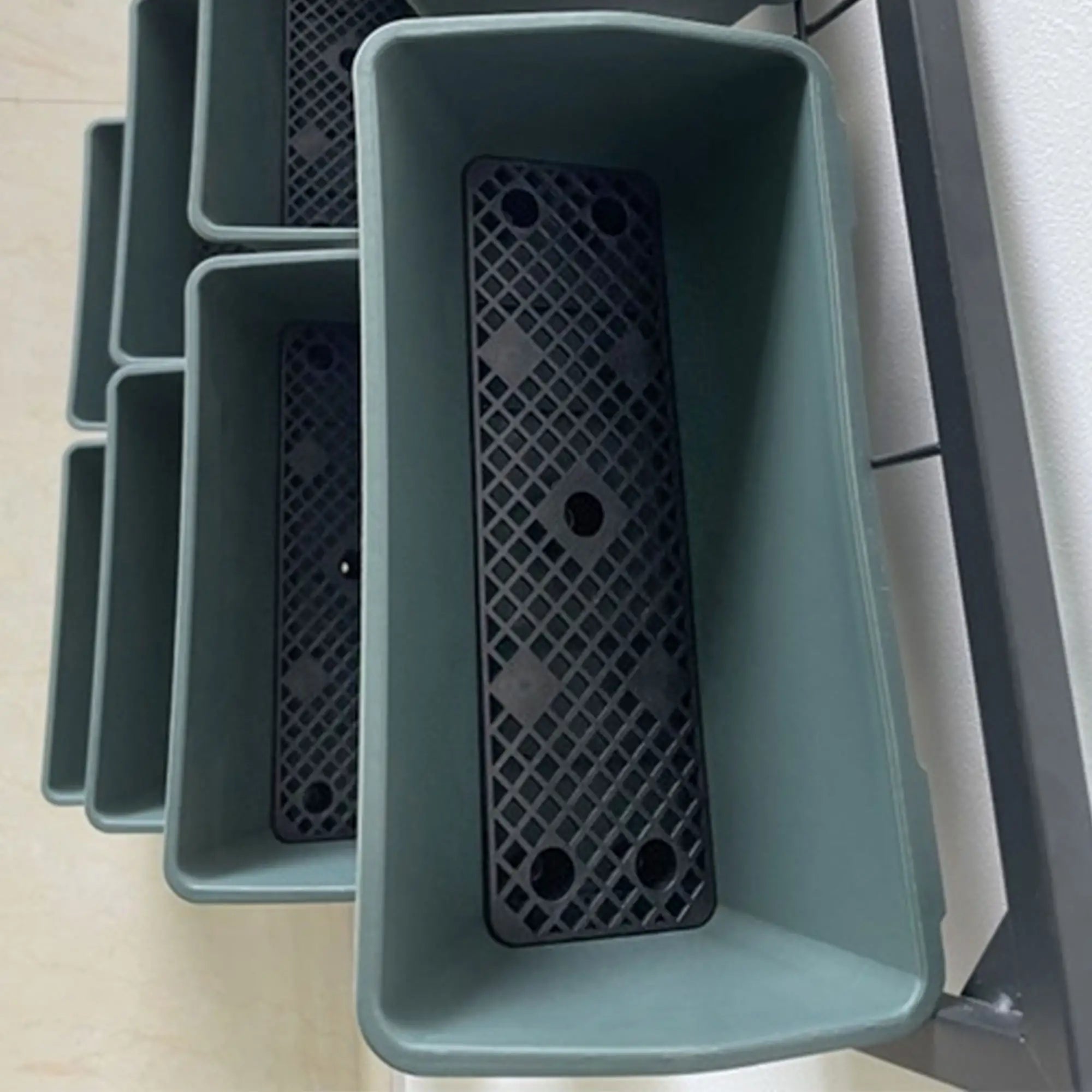 Outsunny Wand-Blumenständer 8 Töpfe Dunkelgrün