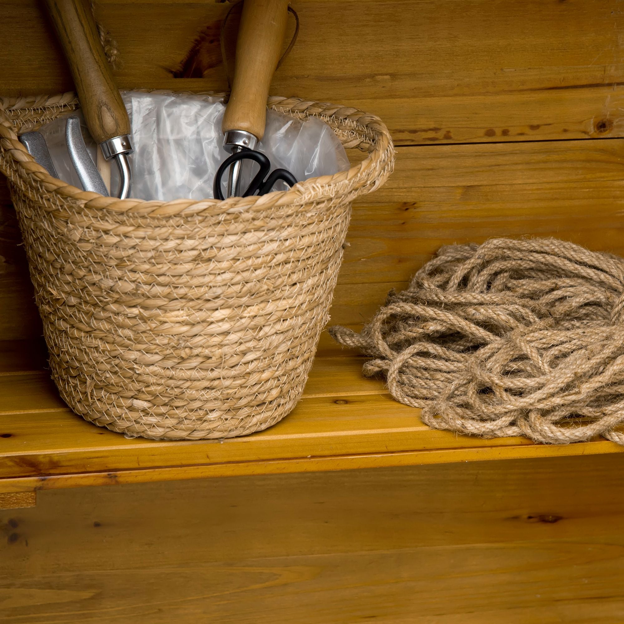 Outsunny Geräteschrank, Gartenschuppen, 2 Regale, 2 Türen, wetterfest, Naturholz, 79 x 49 x 190cm