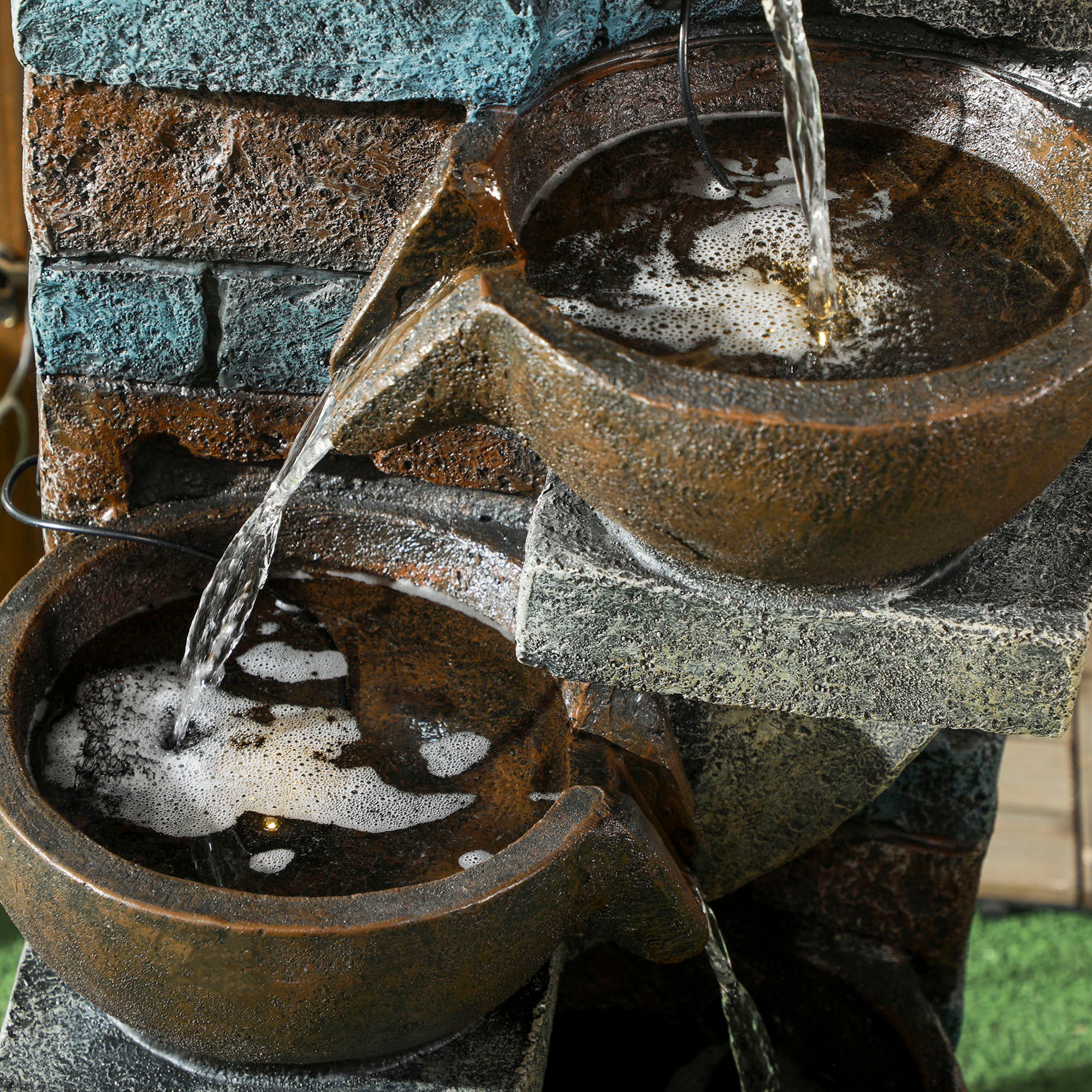 Outsunny Gartenbrunnen, Backsteinoptik, 5-stufig, Solarbetrieb, LEDs, 107cm, Kunstharz, Grau/Braun