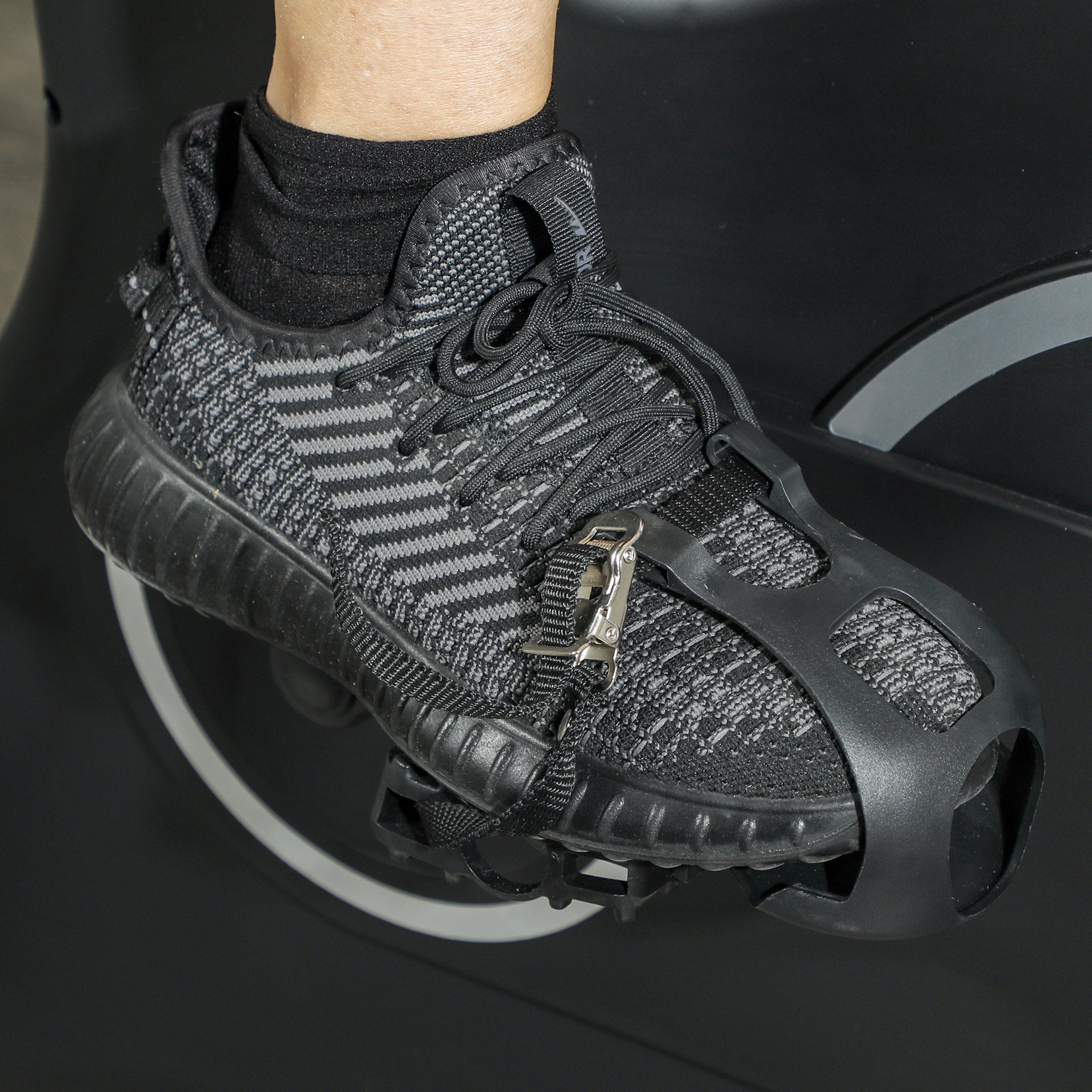 SPORTNOW Heimtrainer Fahrrad, Fitness-Bike mit LCD-Monitor, Tablet-Halter, Flaschenhalter, bequemer Sitz, kompakt, Schwarz