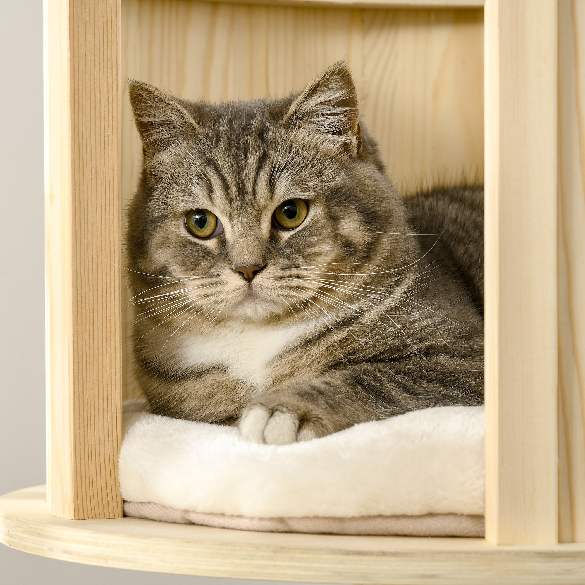 PawHut Kratzbaum Holz 122 cm hoch Katzenturm mit drei Ebenen, Sisalstämme, Plattform, mehrstöckiger Katzenkratzbaum, Kletterbaum für Katzen unter 4,5kg, Natur+Creme