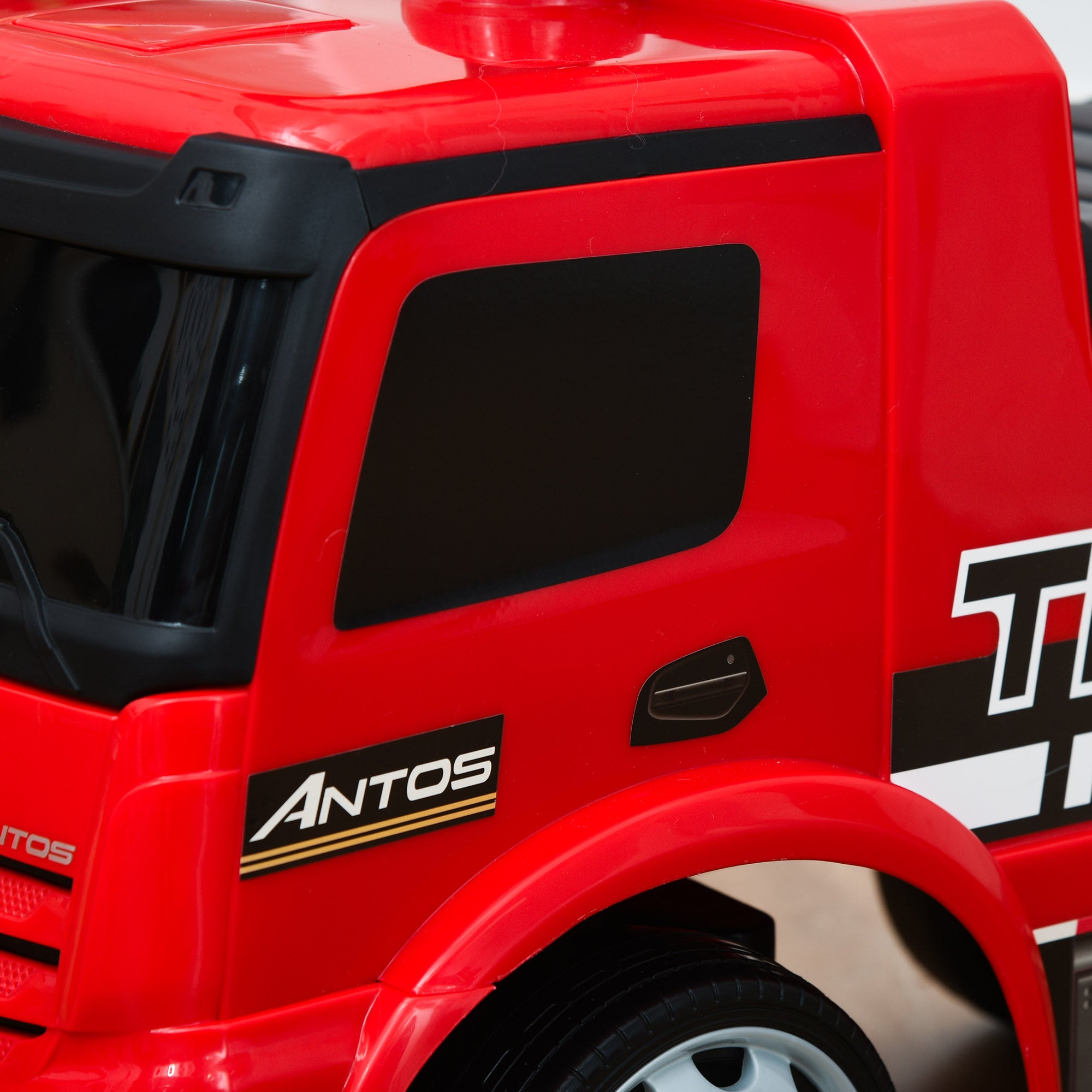 HOMCOM Rutscherfahrzeug Rutscherauto Babyrutscher Kinderfahrzeug lizenziert von Mercedes ANTOS-LKW-Stil mit Licht für Kinder von 12 bis 36 Monaten Metall PP-Kunststoff Rot+Schwarz 62,5x28,5x45cm