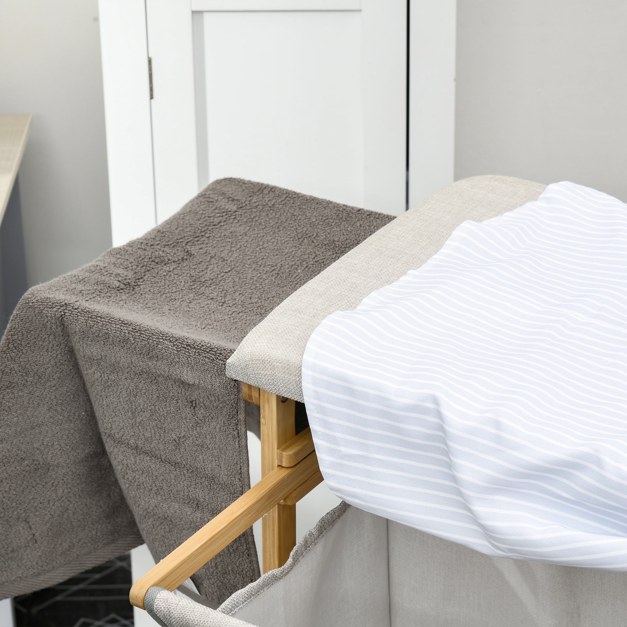 HOMCOM Wäschesammler, multifunktional, Bügelbrett & Stoffsack 57L, Bambusgestell, 113x34x82cm, Natur/Grau