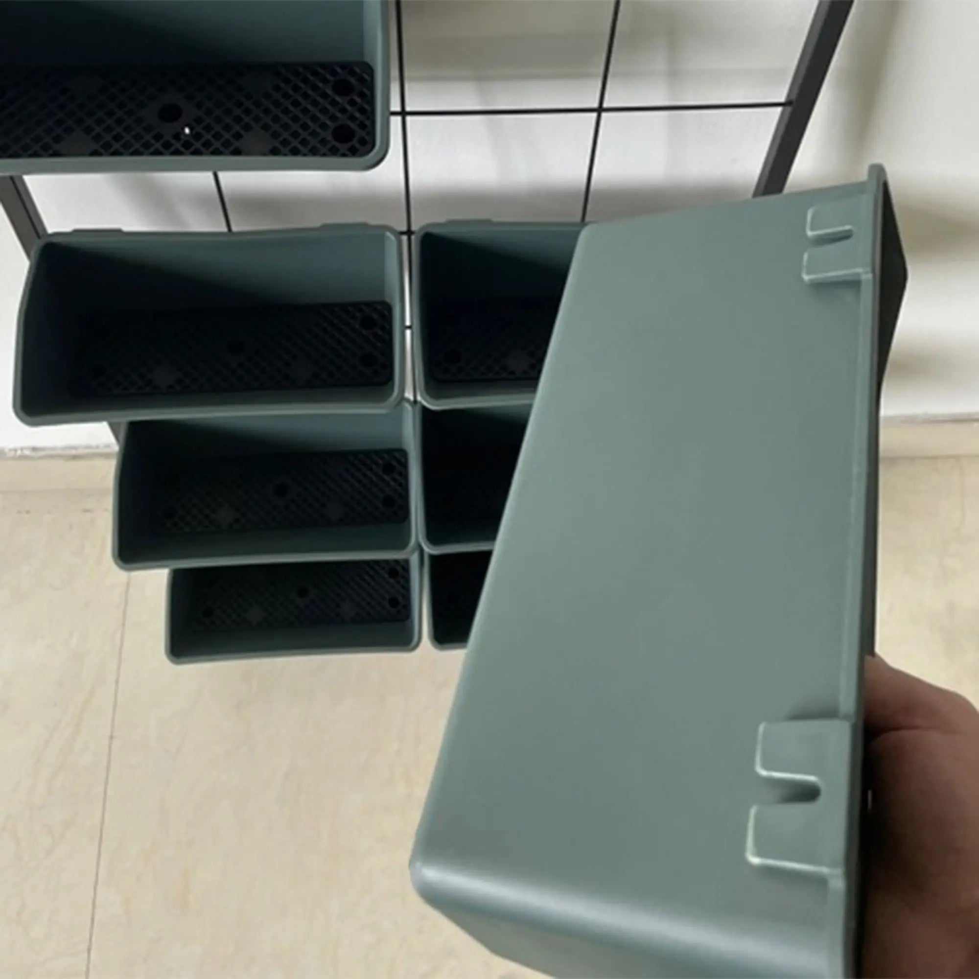 Outsunny Wand-Blumenständer 8 Töpfe Dunkelgrün