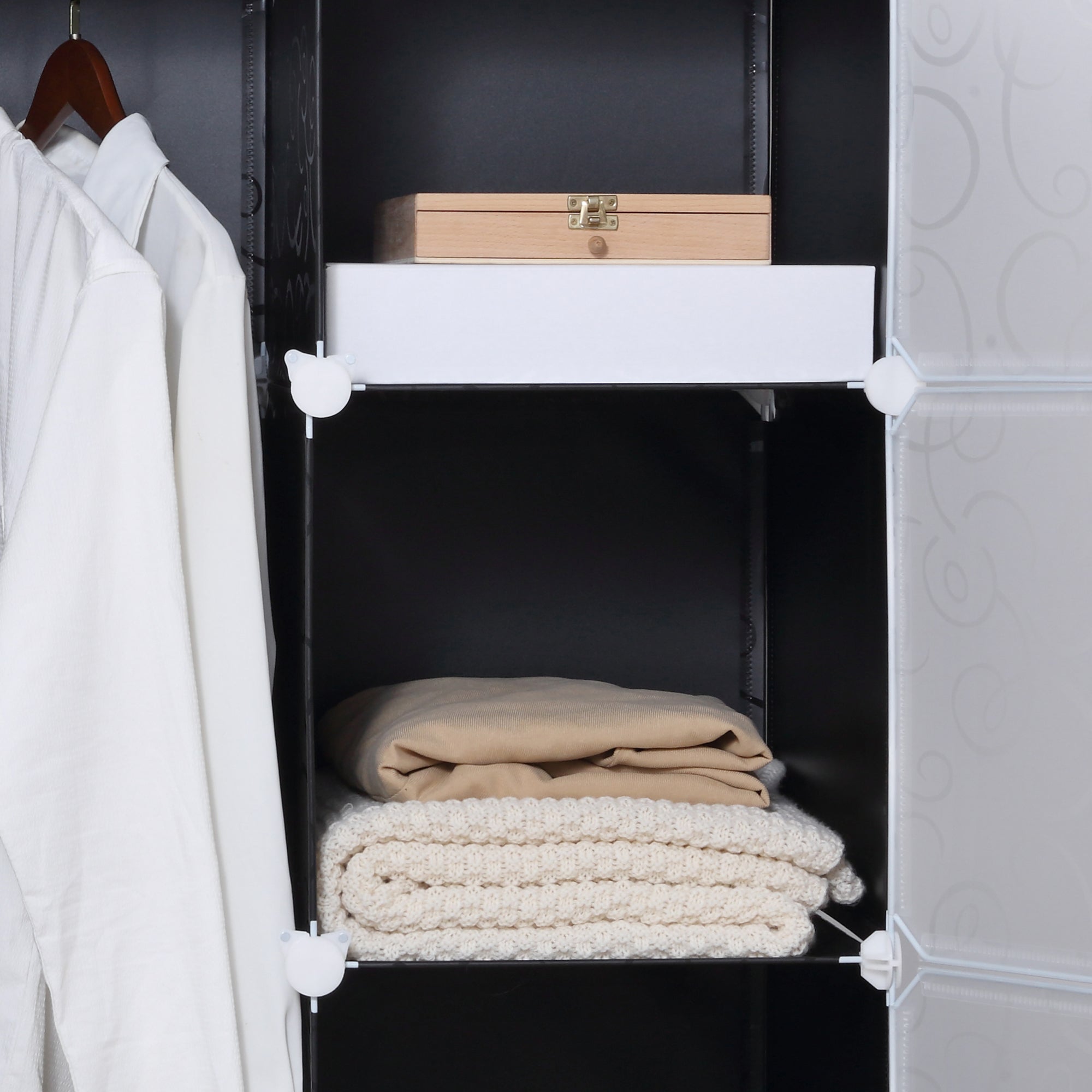 HOMCOM Kleiderschrank im Würfeldesign, 2 große und 9 kleine Würfel, Kunststoff, Metall, 111L x 47B x 183H cm, Schwarz+Weiß