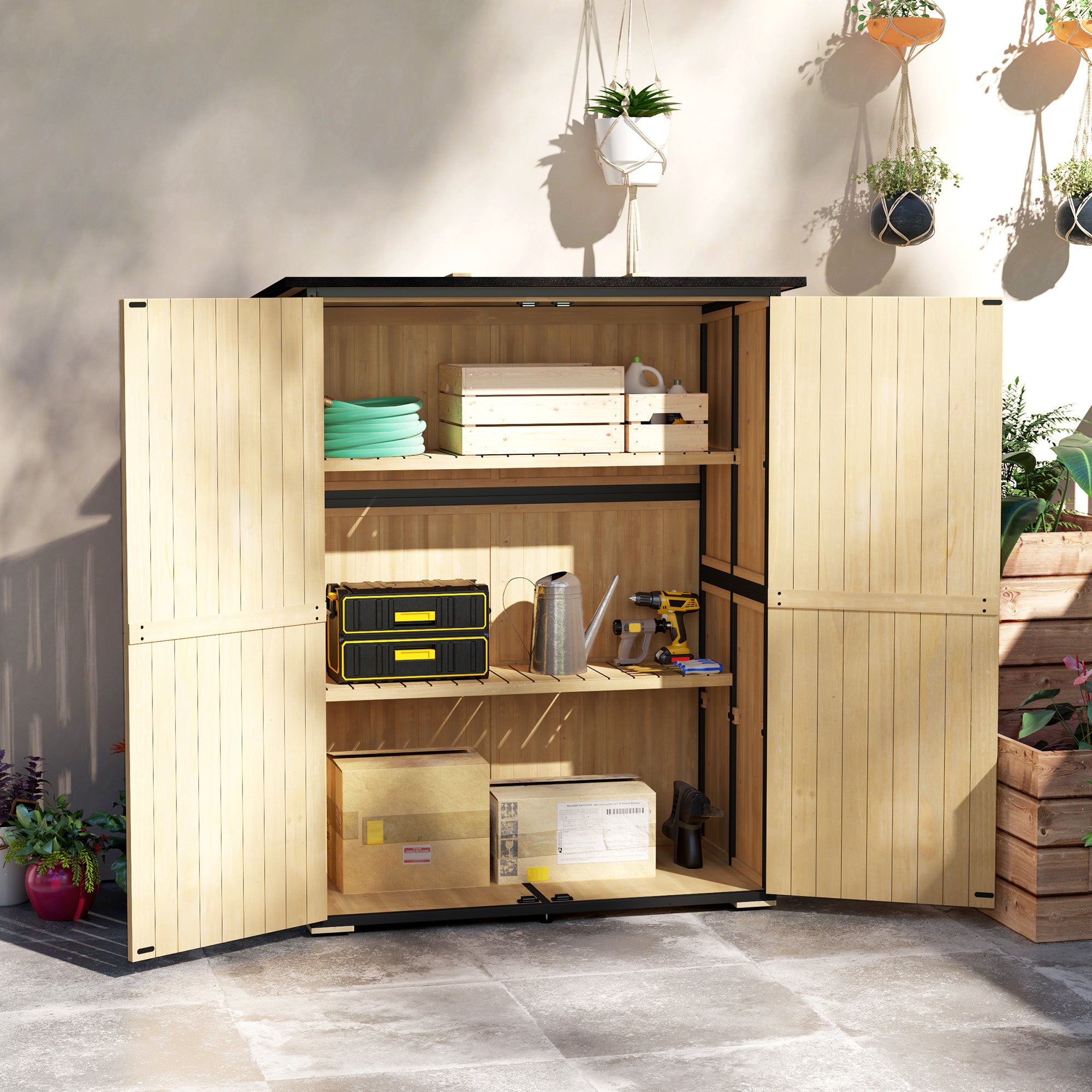 Outsunny Gartenschrank aus Holz und Stahl, Outdoor-Werkzeugschrank mit Asphalt-Dach, 2 Regale, verschließbare Türen, Naturholz