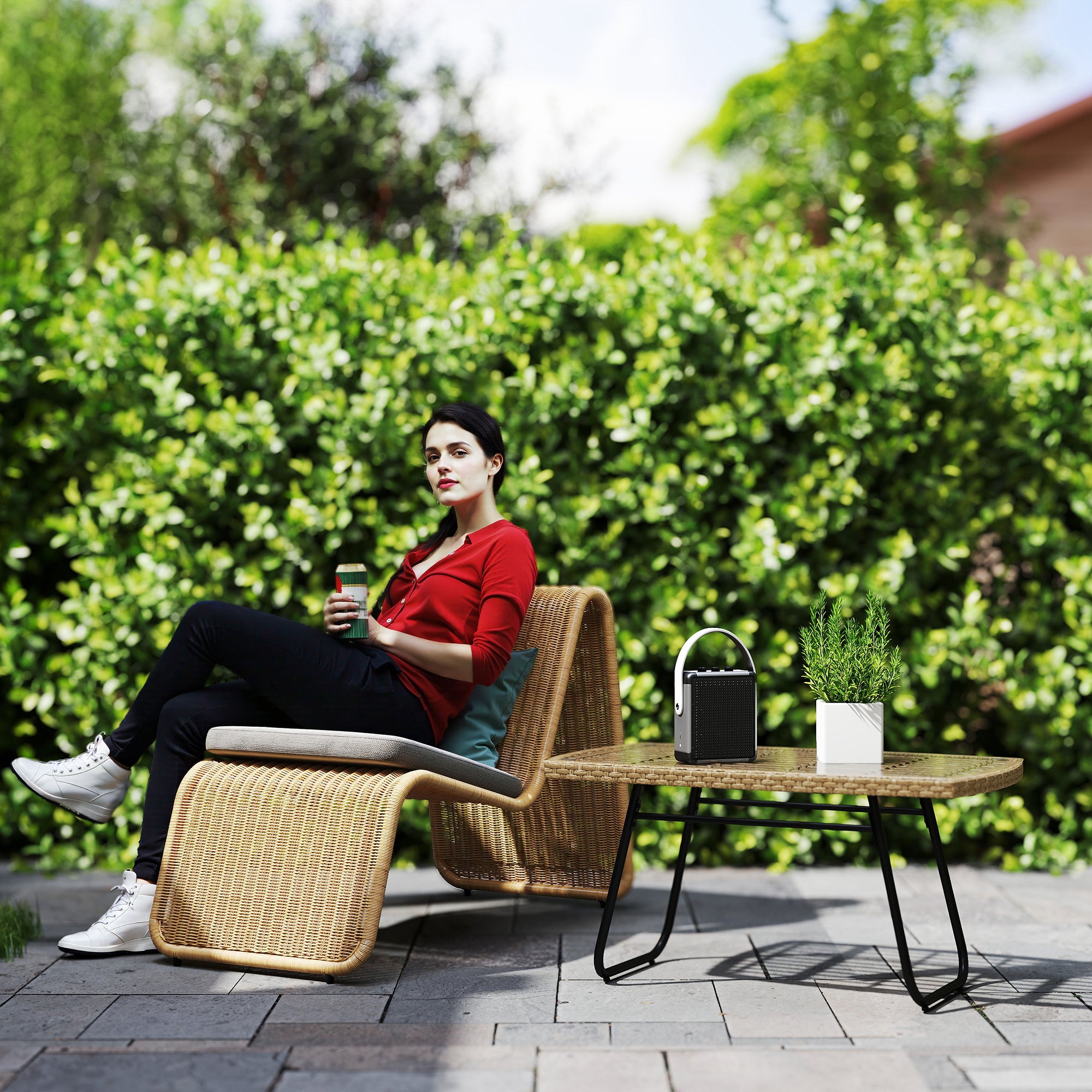 Outsunny Polyrattan Gartentisch, 90 x 50 x 45 cm, UV-beständig Beistelltisch mit Glasplatte Naturholz