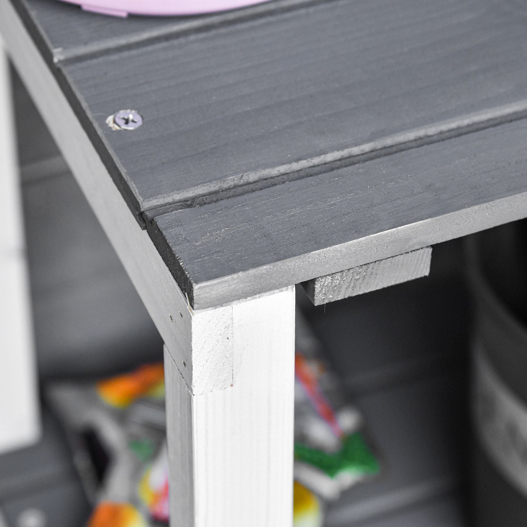 Outsunny Gartenschrank Geräteschuppen mit 2 Tür Geräteschrank mit Asphaltdach Gartenlagerschrank Antidumping Design mit Bodennägel Tannenholz Grau+Weiß 139 x 75 x 160 cm