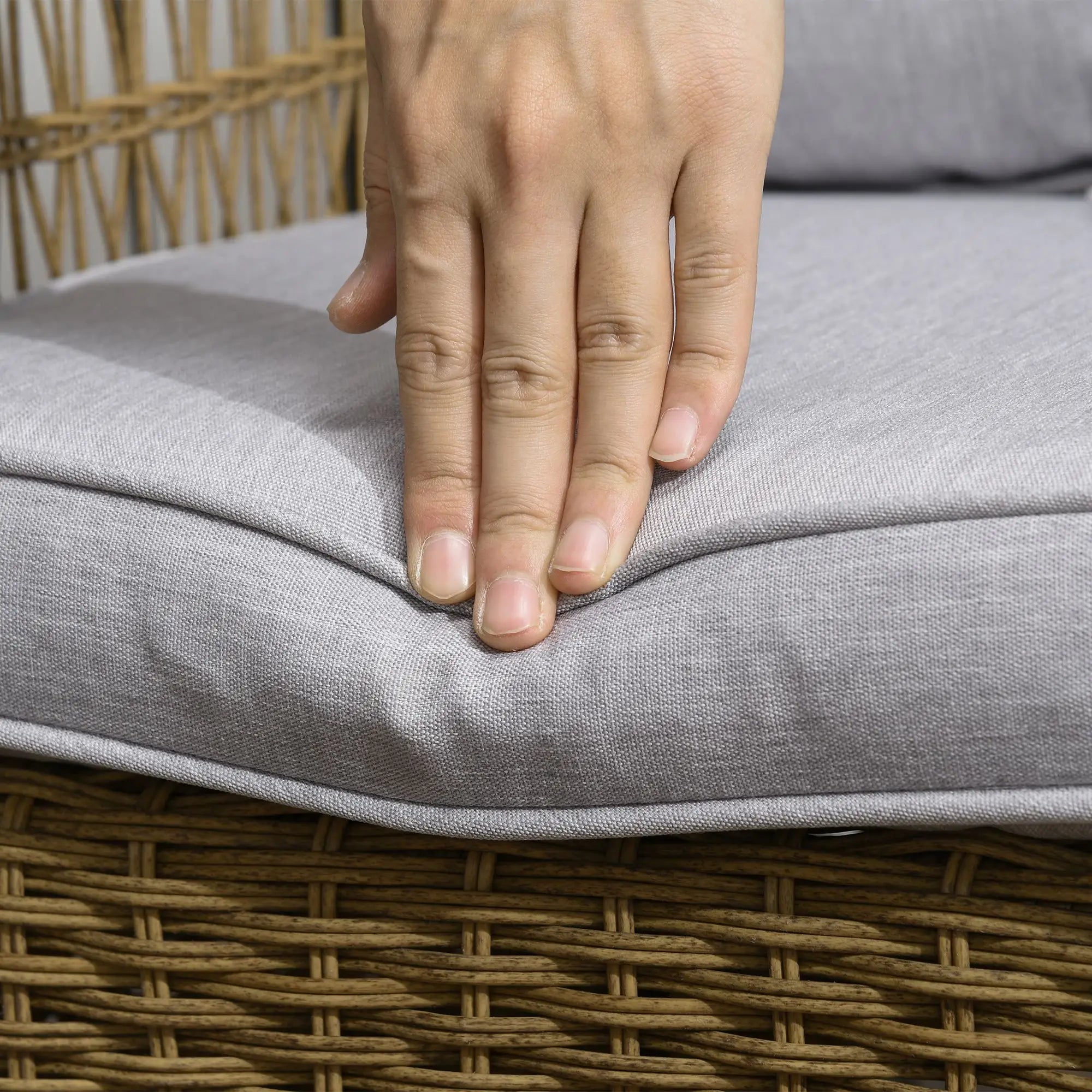 Outsunny Rattan Schaukelstuhl Boho-Stil Outdoor gemütliche Polster