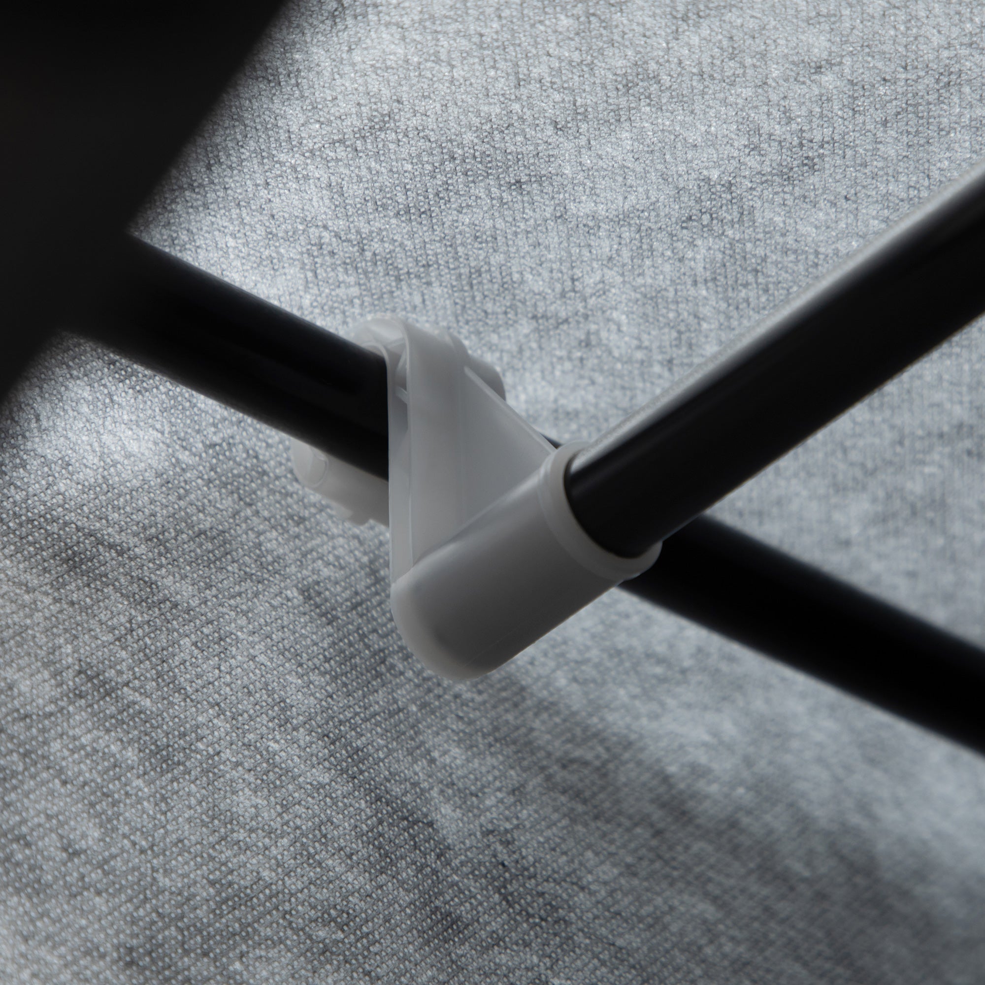 HOMCOM Schrank aus Stoff, Aufbewahrungslösung, 8 Regale, 2 Kleiderstangen, Dunkelgrau