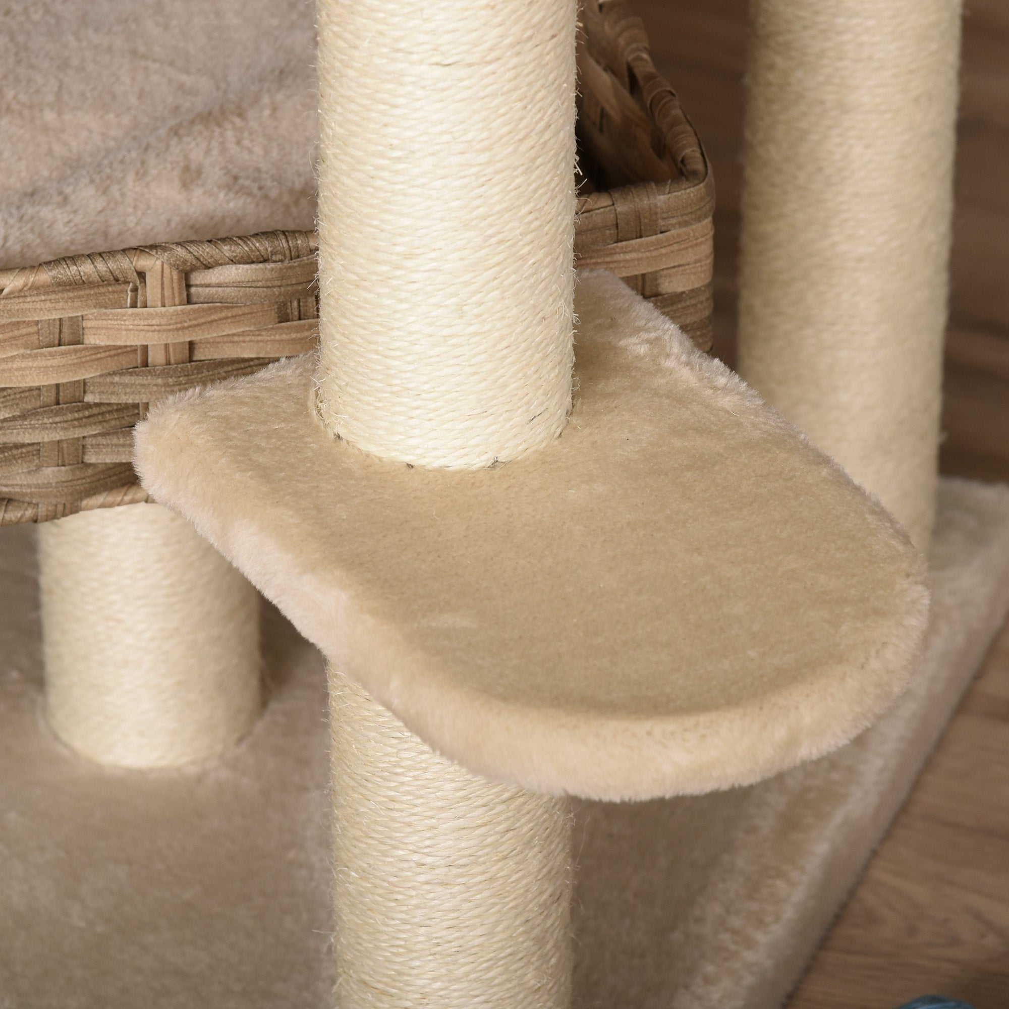 PawHut Rattan Kratzbaum mit Katzenhöhle Mehrstufiger Katzenbaum Kletterbaum für Katzen E1 MDF Sisal Beige+Braun 55 x 55 x 174 cm