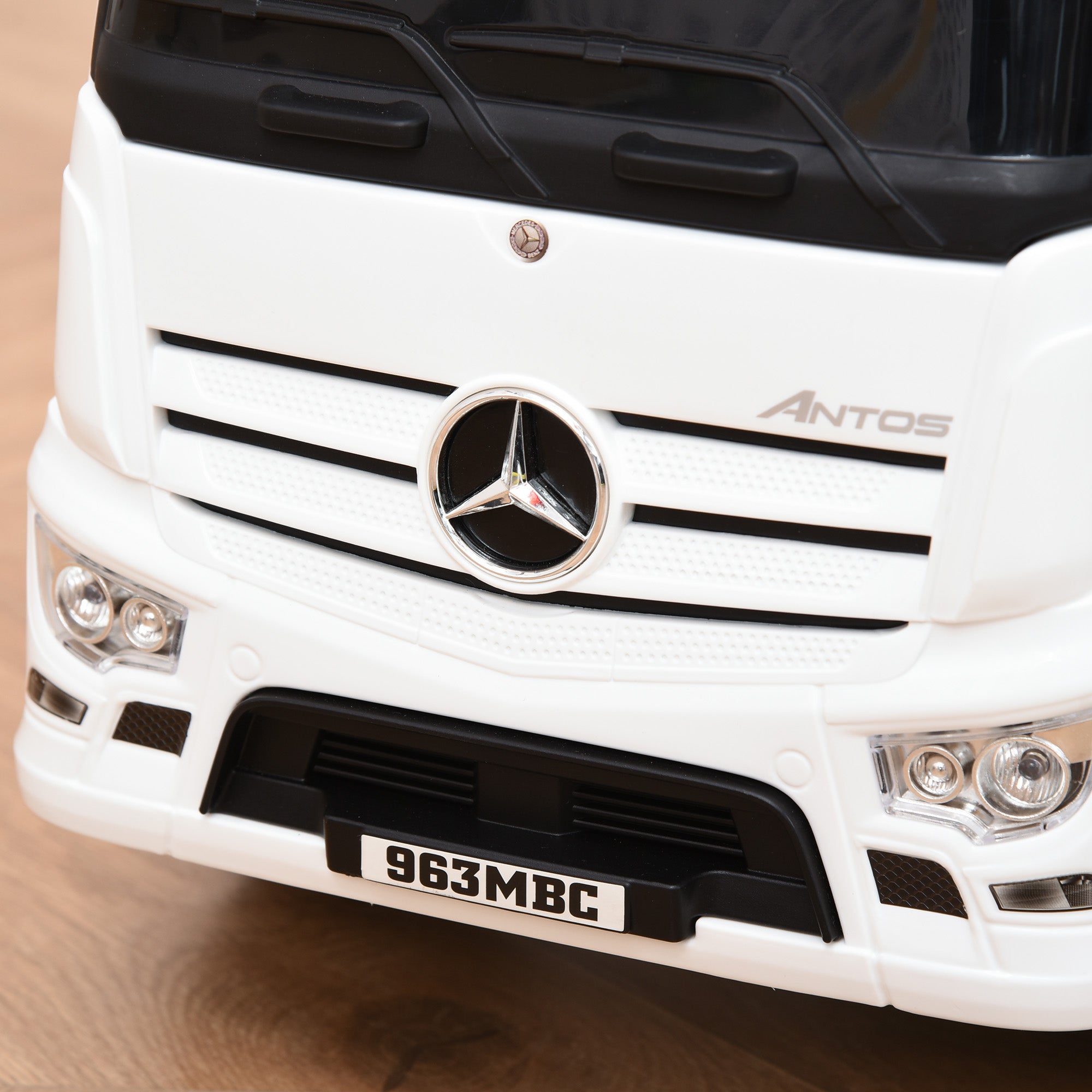 HOMCOM Rutscherfahrzeug Rutscherauto Babyrutscher Kinderfahrzeug lizenziert von Mercedes ANTOS-LKW-Stil mit Licht für Kinder von 12 bis 36 Monaten Metall PP-Kunststoff Weiß+Schwarz 62,5x28,5x45cm