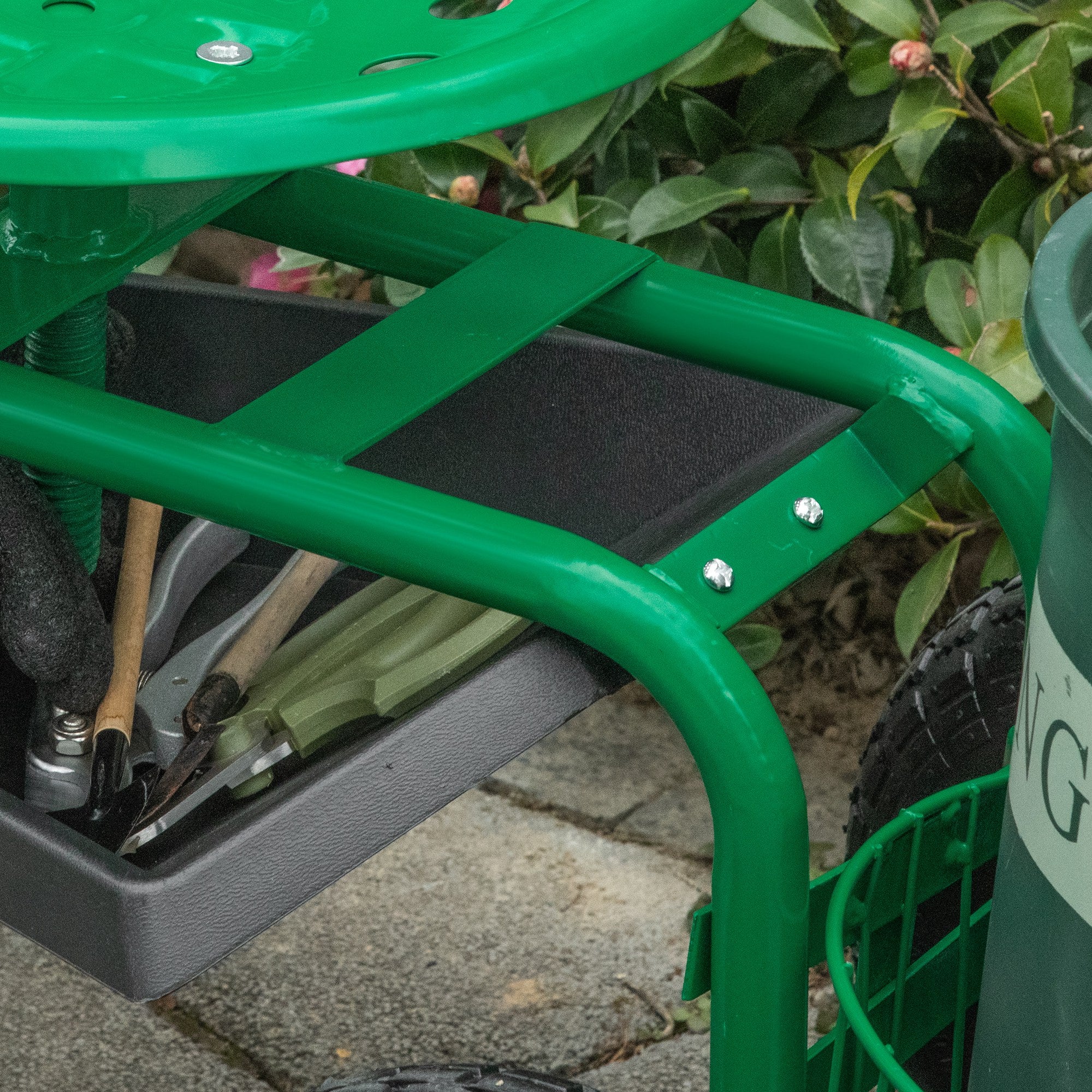Outsunny Gartenwagen mit Rollsitz bis 150 kg mit Ablage Korb für kleine Gartengeräte Werkstattwagen fahrbar Gartensitz Richtung steuerbar Sitzhöhe 46-59 cm höhenverstellbar Metall Gummi Grün