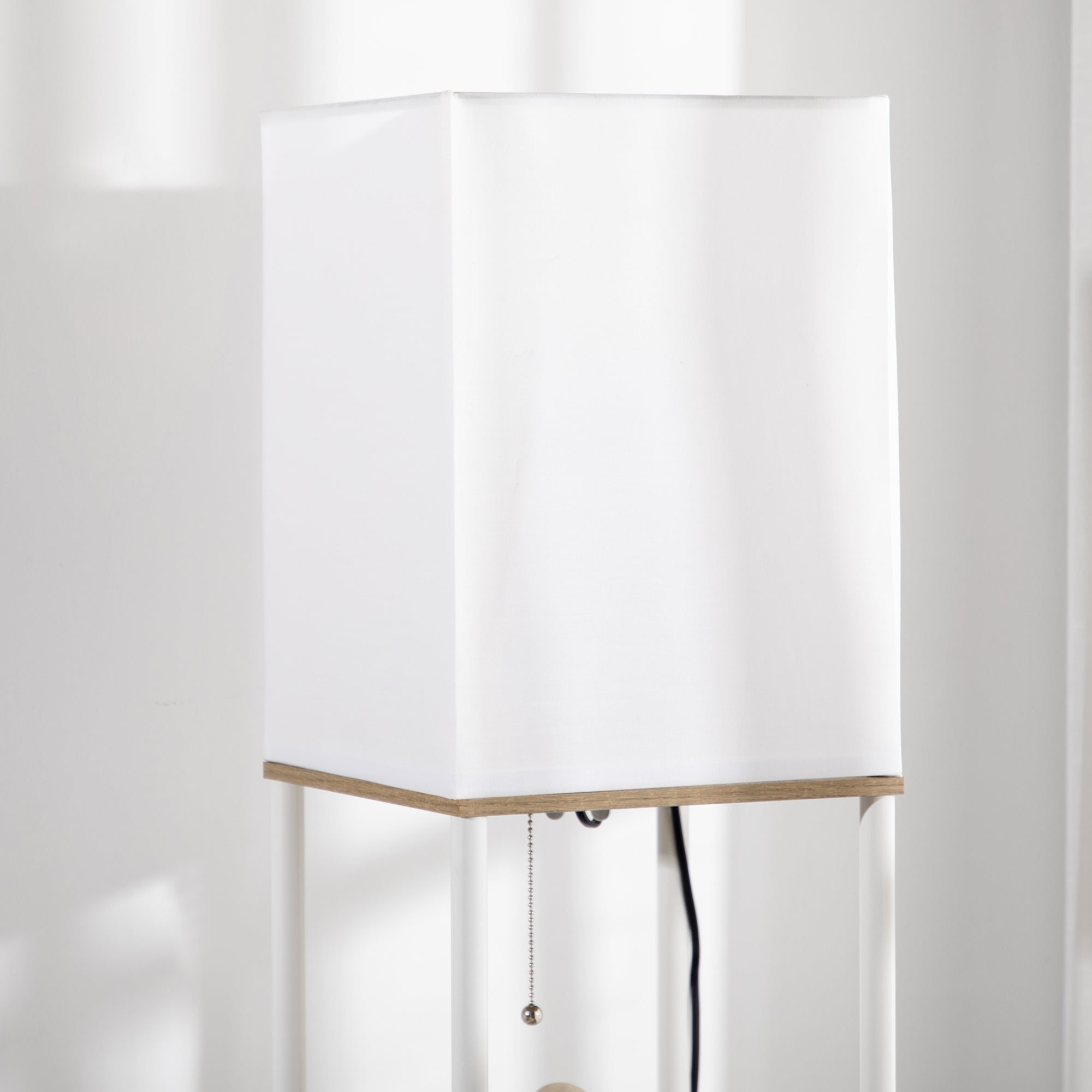 HOMCOM Standleuchte, Deckenfluter, mit Regalen, Metallrahmen, Stoffschirm, 26x26x159cm, Weiß/Braun