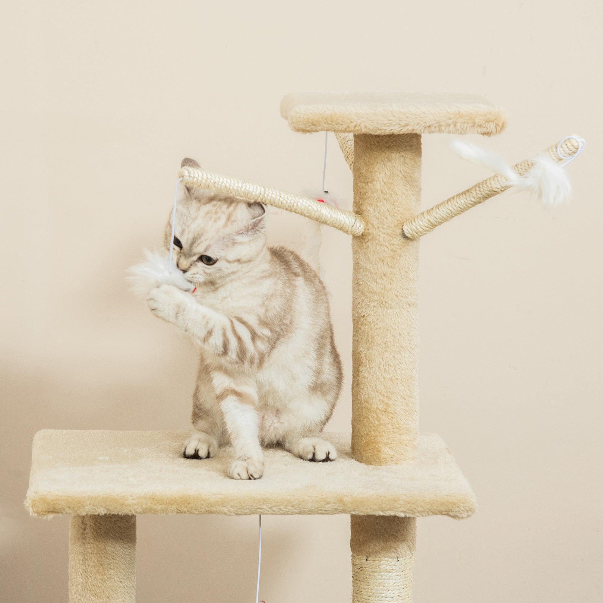 PawHut Kratzbaum 134,2 cm Katzenturm mit Höhle, 2 Spielzeuge Sisalstämme, große Plattform, Treppe, mehrstöckiger Katzenkratzbaum, Kletterbaum, für mittelgroße Katzen, Beige+Weiß