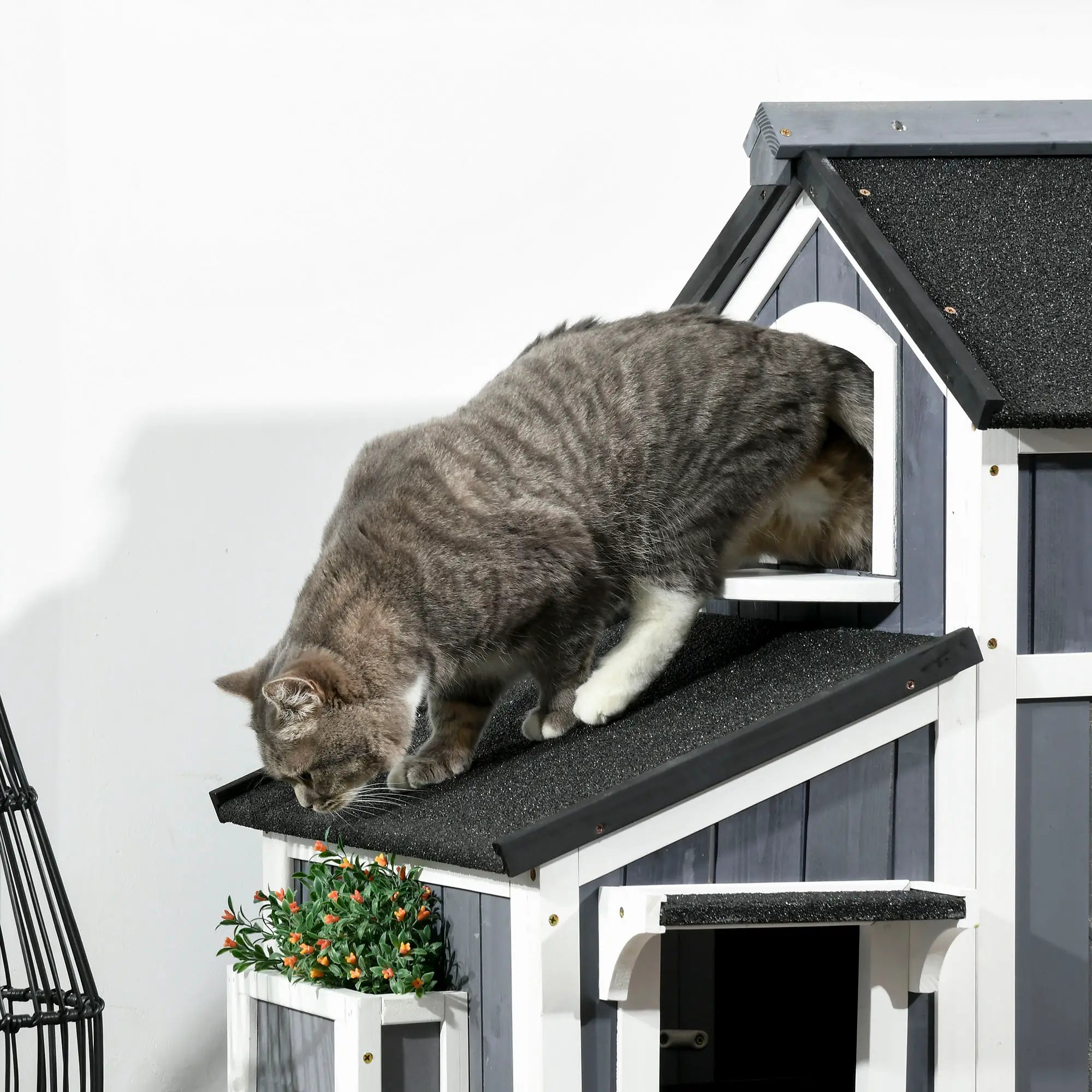 PawHut Outdoor-Katzenhaus, zweistöckig, Bodenabstand, Naturholz, Asphaltdach, grau, 96 x 65 x 85,5 cm
