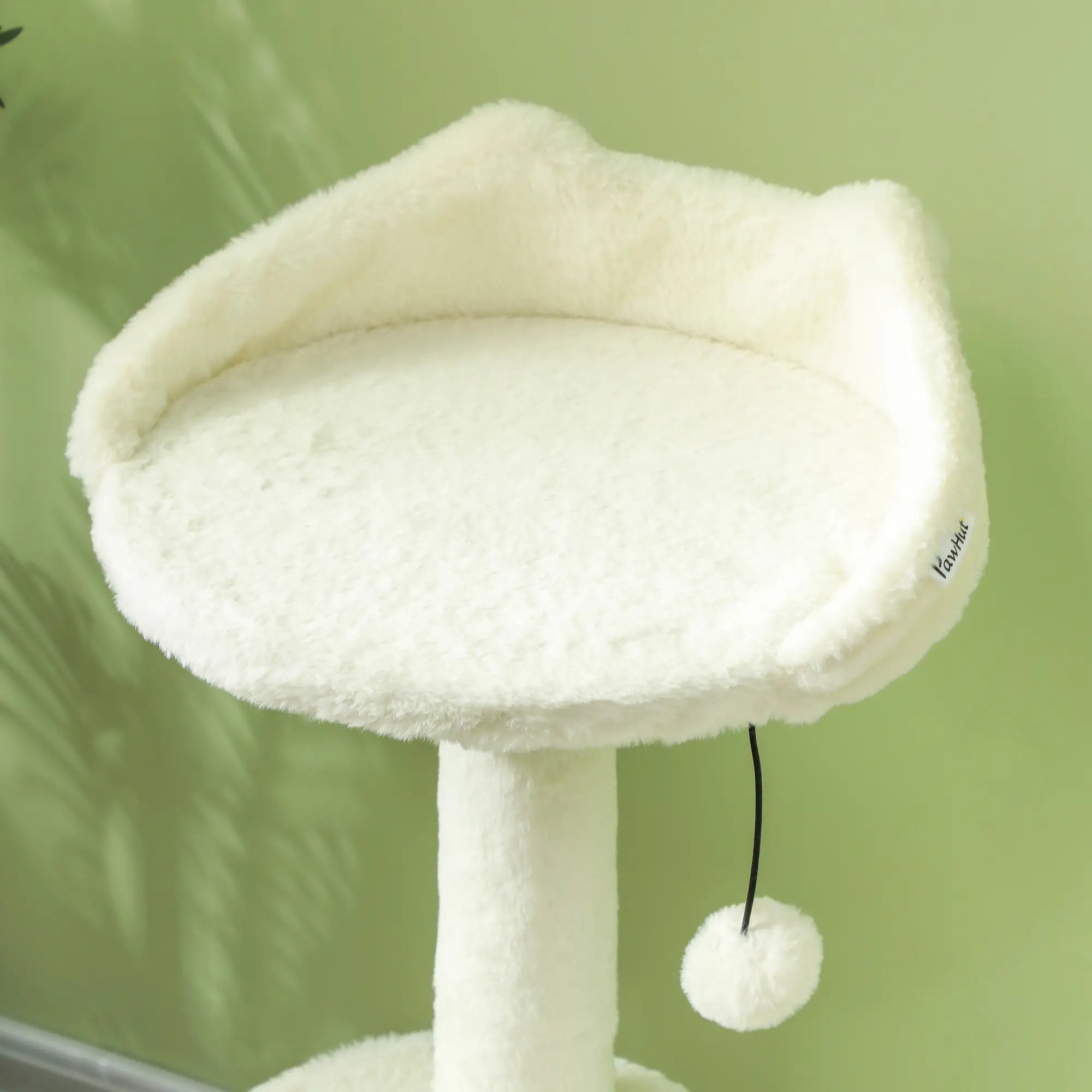 PawHut Kratzbaum mit Katzenhöhle, Spielball und Plattform, Schilfrohr/Sisal, bis 10 kg, 60 x 40 x 79 cm, Cremeweiß