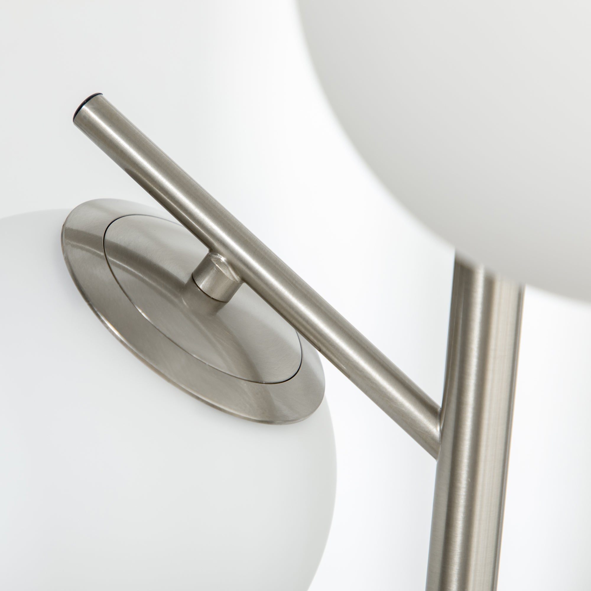 HOMCOM Stehlampe mit 3 Lampenschirmen aus Glas, E 27, Fußschalter, Silber + Weiß