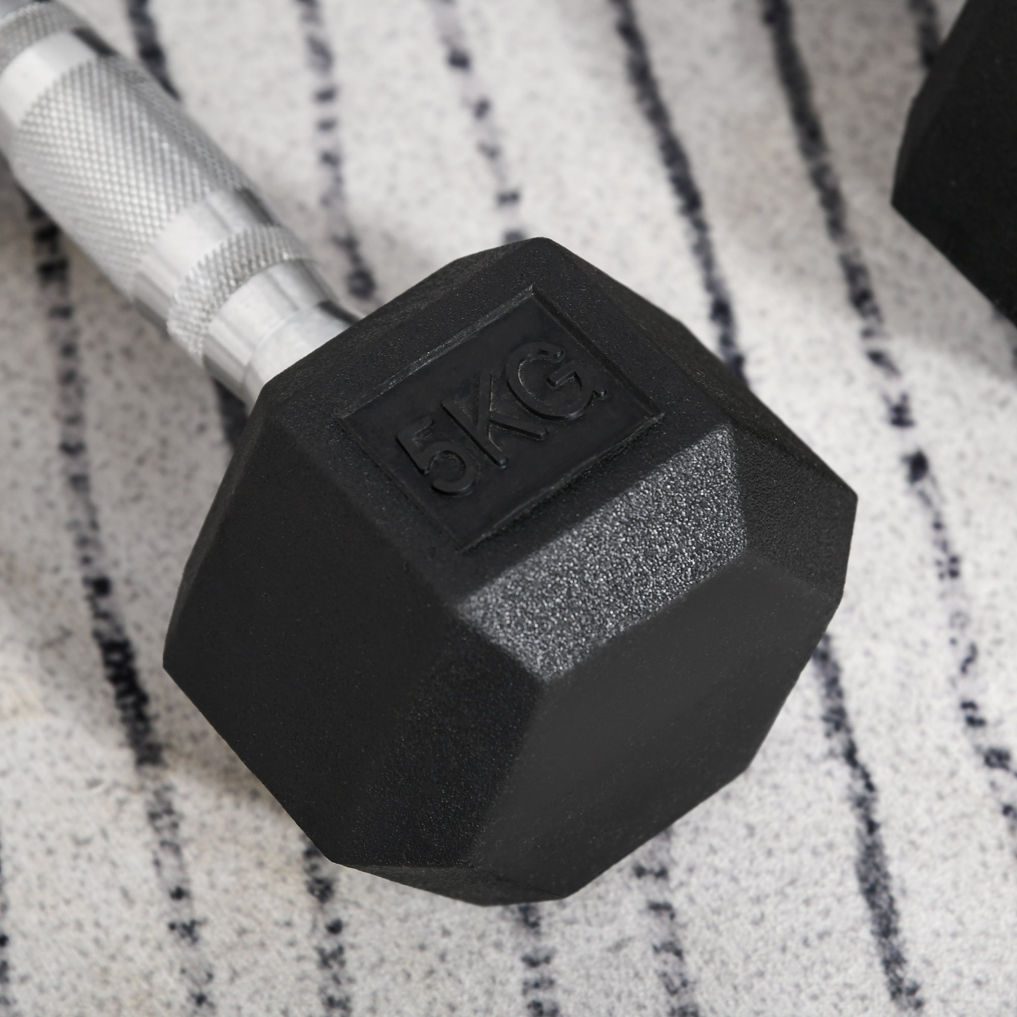 HOMCOM Hantelset, 2er Set Hanteln mit gerändeltem Griff, Kurzhantelset aus Gusseisen, 2 x 5 kg, Kurzhanteln für Männer und Frauen, Dumbbell Set für Zuhause, Fitnessstudio, Krafttraining
