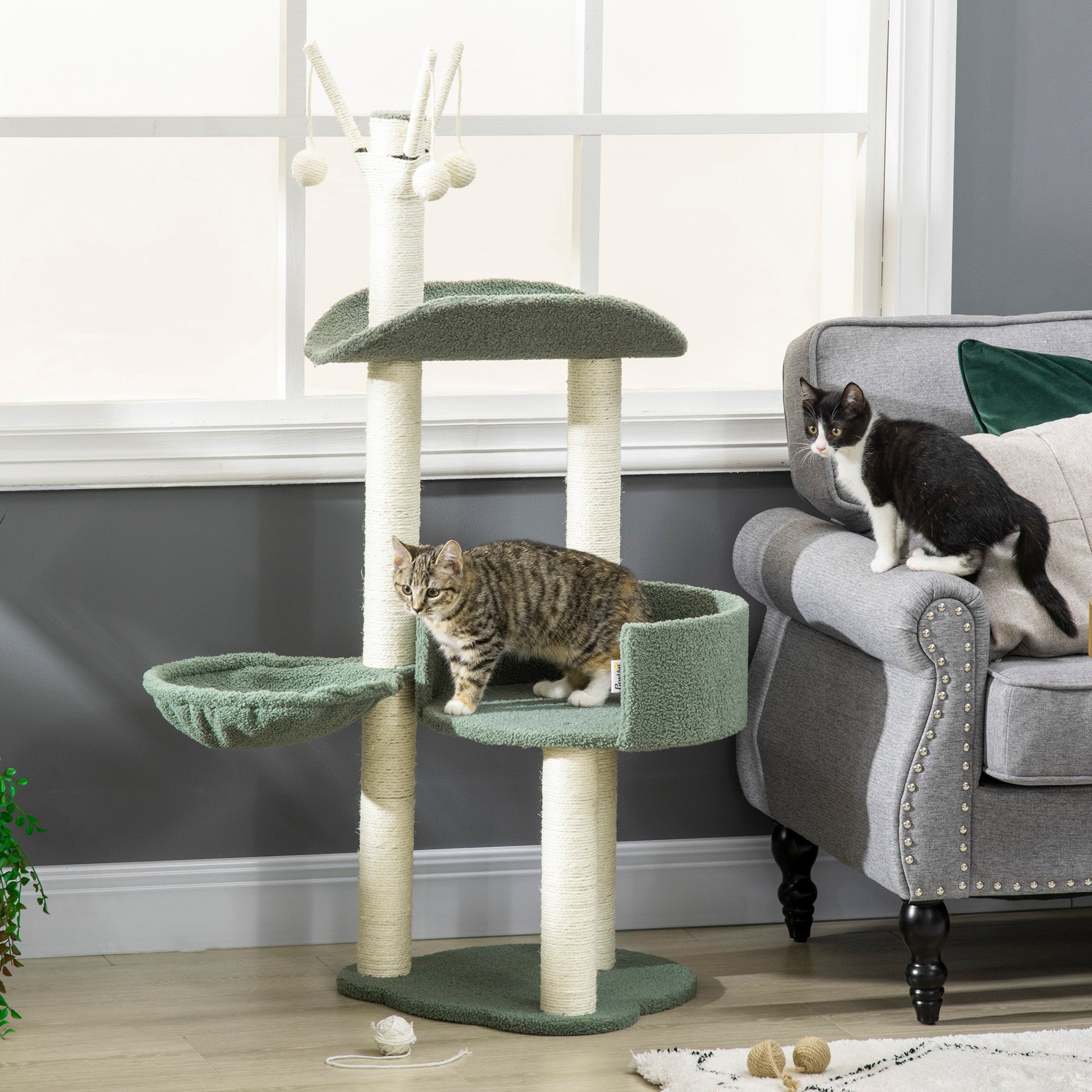 PawHut Kratzbaum Katzenbaum mit Liegekorb und Spielbällen