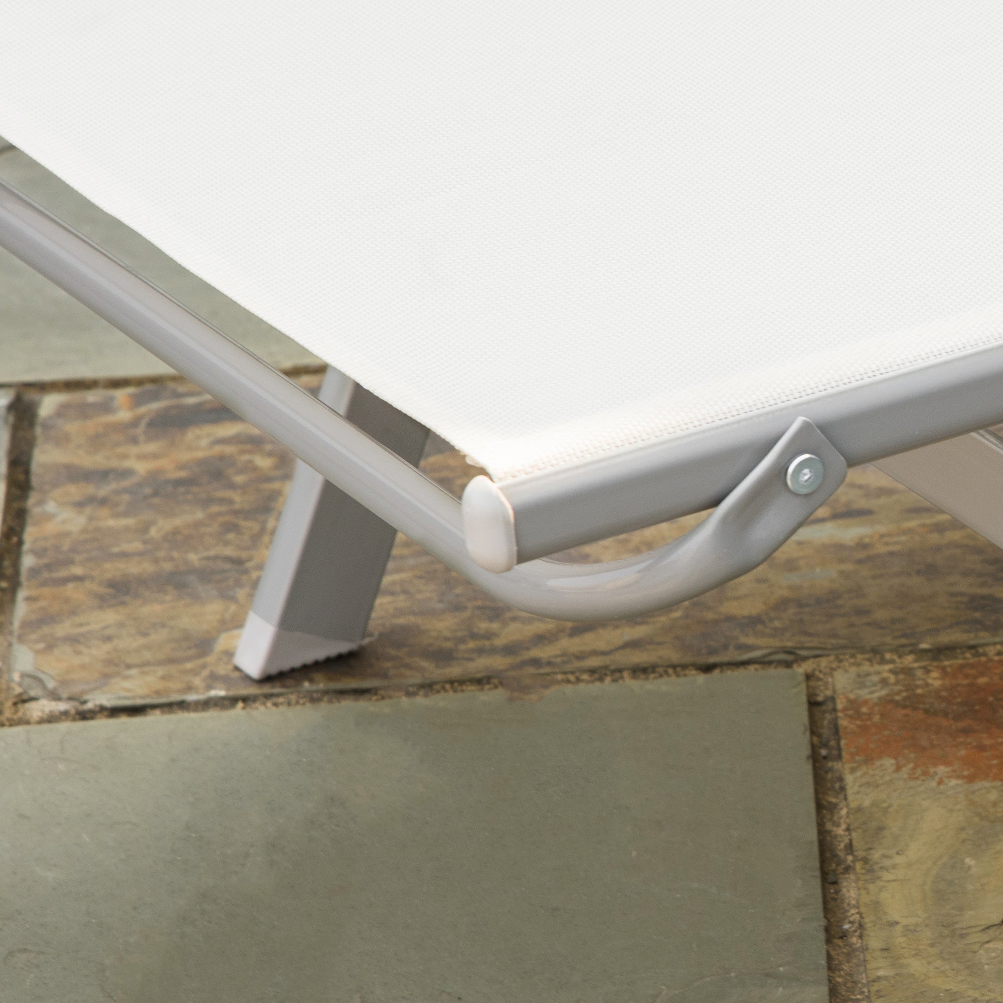 Outsunny Garten-Sonnenliege Relaxliege mit 5-stufige Rückenlehne aus Metall Cremeweiß 170 x 58 x 97 cm
