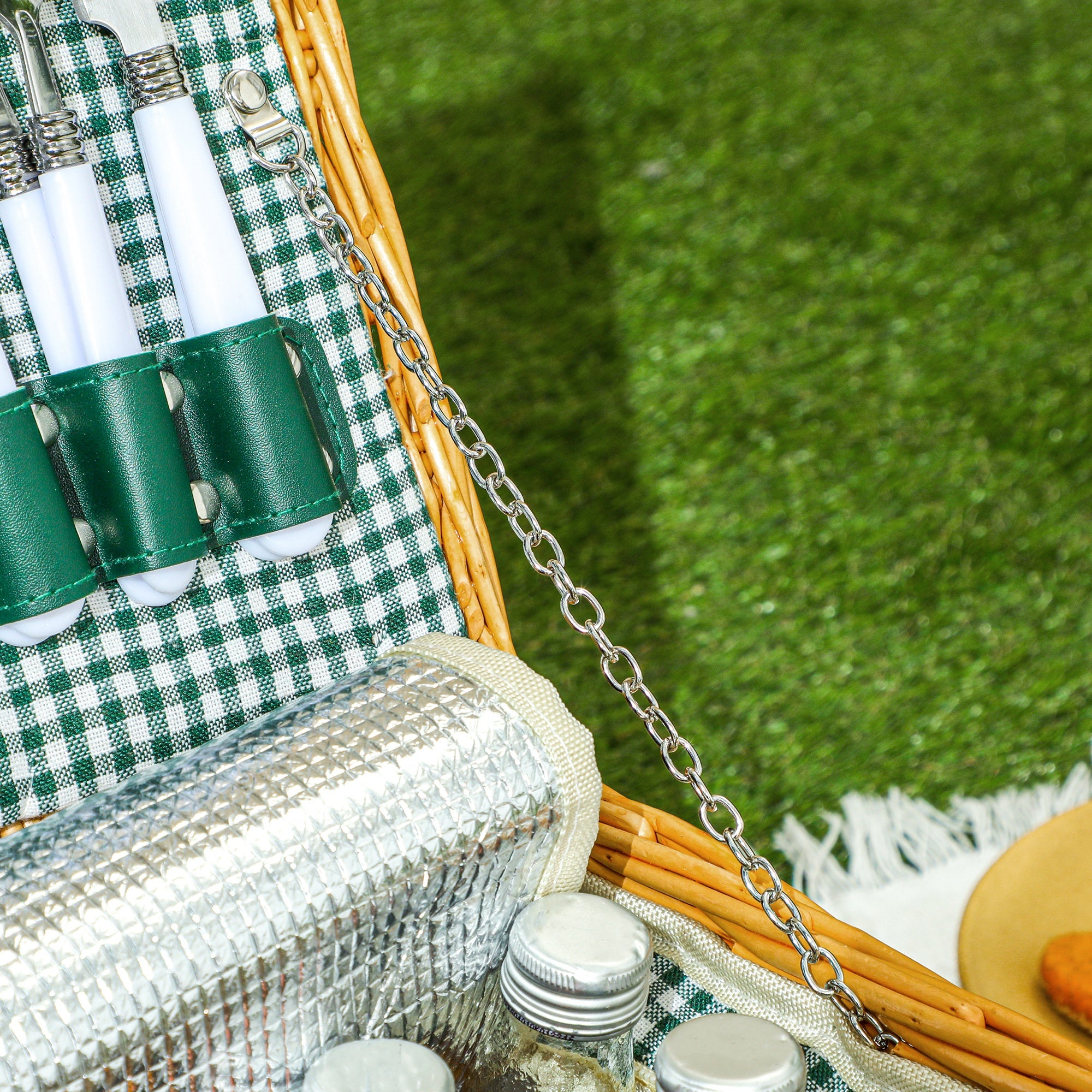 Outsunny Picknickkorb aus Weidenholz Picknickkoffer für 2 Personen mit Isoliert Kühlfach Besteck Set Hellbraun