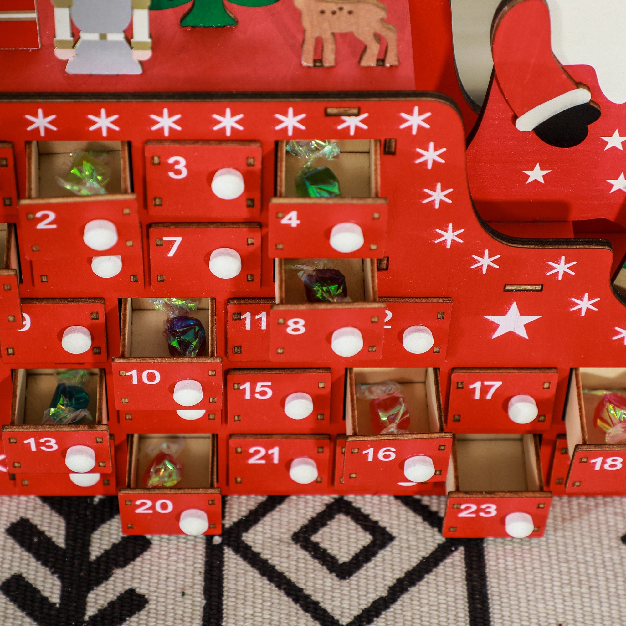 HOMCOM Adventskalender Weihnachtsmann mit Schlitten, 24 Fächer, wiederverwendbar, 22,5x8x36 cm, Rot