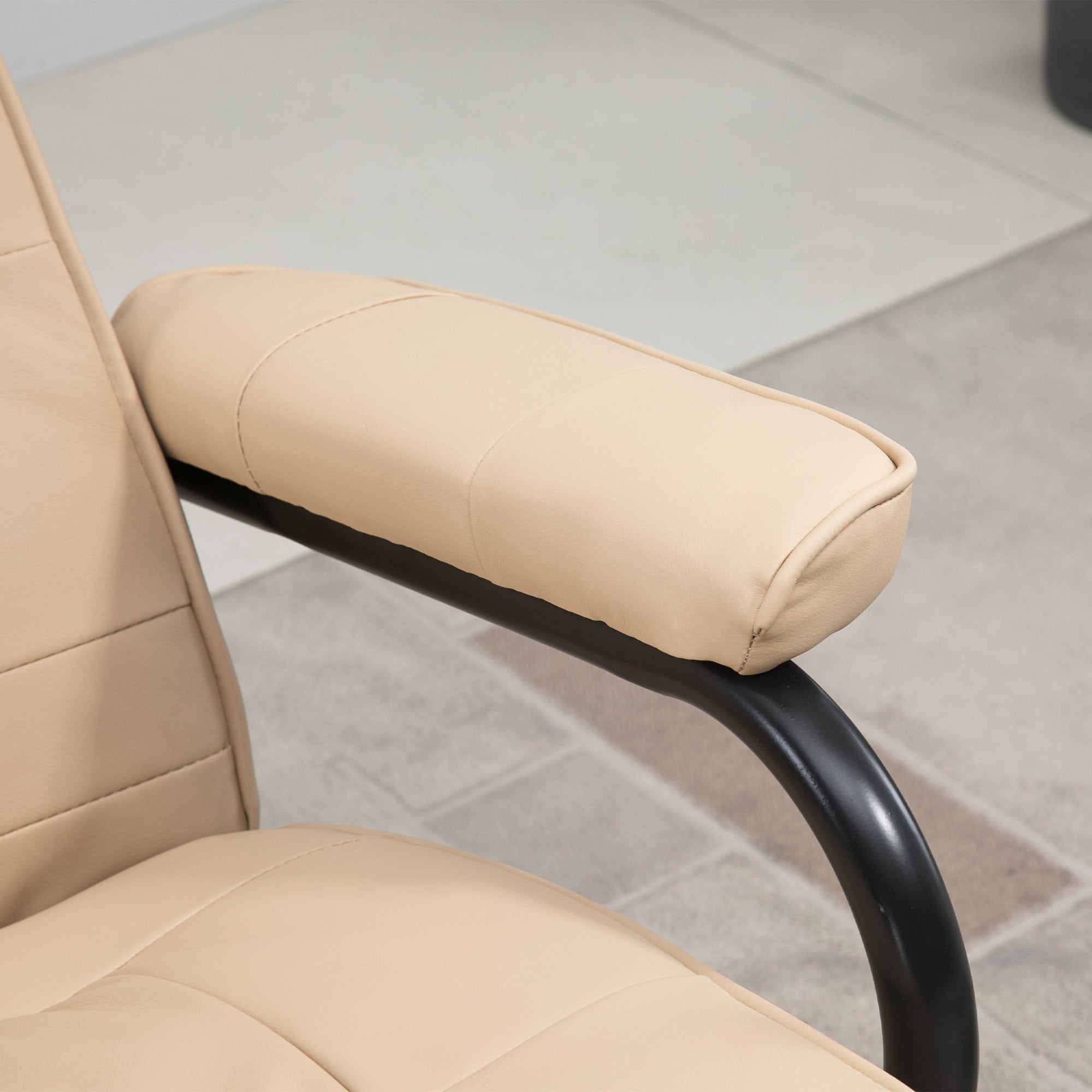HOMCOM Massagesessel mit Hocker, Drehbares Relaxsessel mit Massagefunktion, Elektrisches Fernsehsessel mit Liegefunktion, Fernbedienung für Wohnzimmer, Kunstleder, Creme