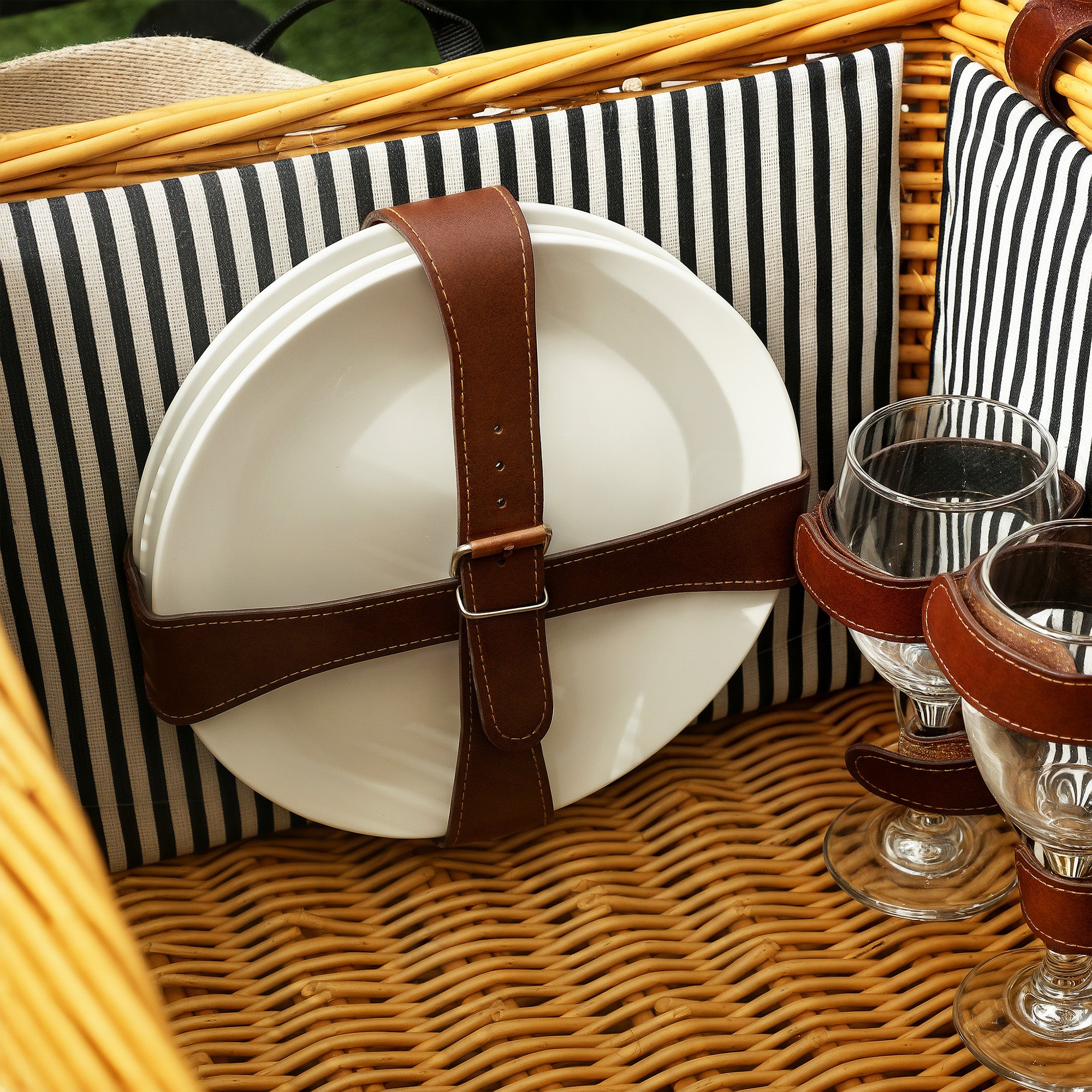 Outsunny Picknickkorb aus Weidenholz Picknickkoffer für 4 Personen mit Picknickdecke Besteck Set, Flascheöffner Hellbraun