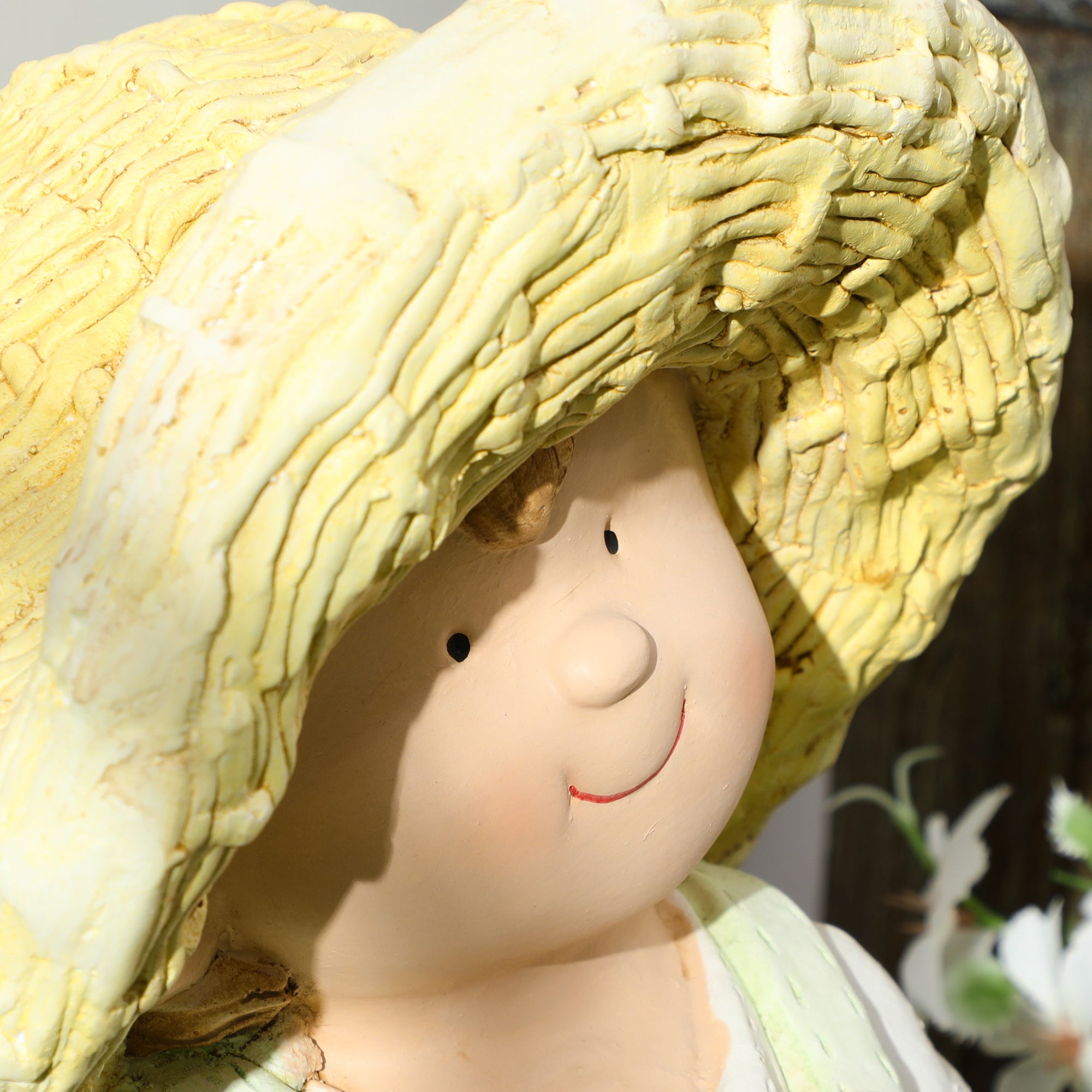 Outsunny Gartenfigur "Kleiner Junge mit Strohhut", Gartendekoration, wetterbeständig, 23,5 cm x 25 cm x 43 cm