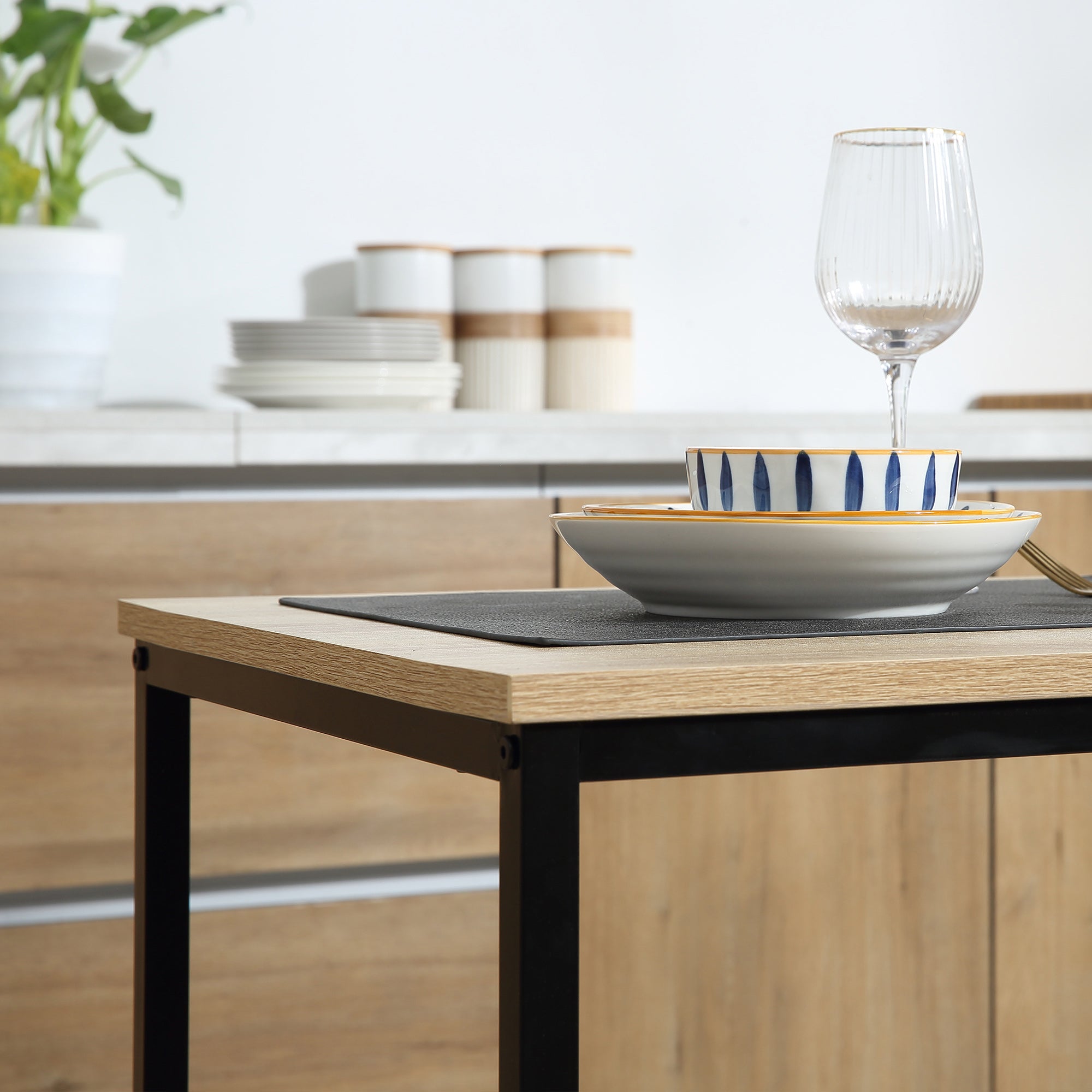 HOMCOM Esstisch-Set mit 2 Stühlen, Kompaktes Set aus Tisch und Stühlen für Esszimmer, Wohnzimmer, Küche, mit Metallrahmen