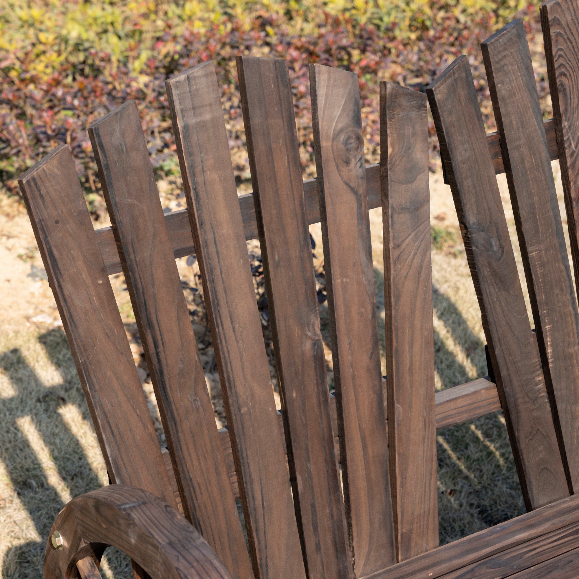 Outsunny 2-Sitzer Gartenbank Massivholz, Sitzbank mit Armlehne, Gartenmöbel 250kg belastbar, Rustikale Bank für Garten, Terrasse und andere Außenbereiche, 108 x 66 x 95 cm, Dunkelbraun