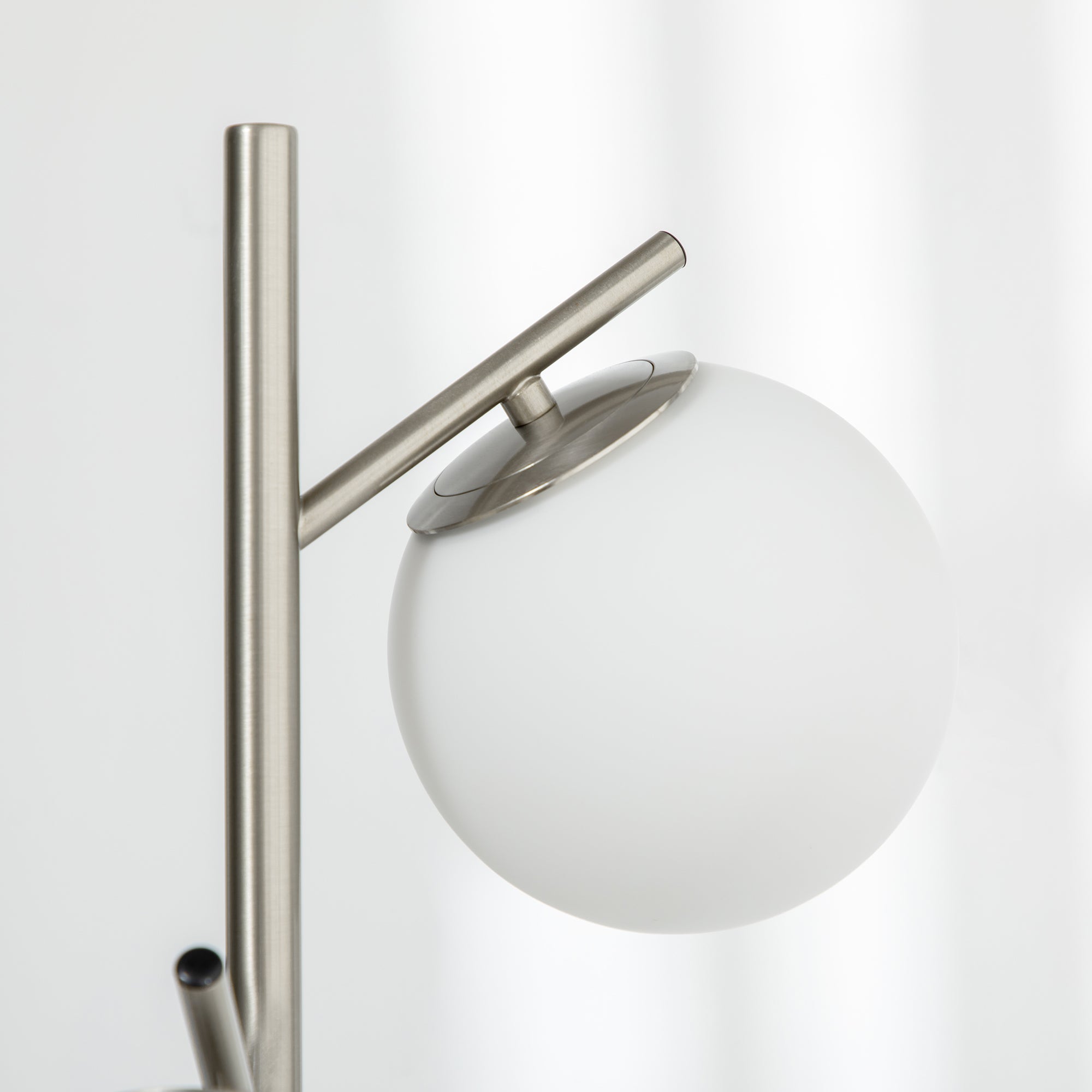 HOMCOM Stehlampe mit 3 Lampenschirmen aus Glas, E 27, Fußschalter, Silber + Weiß