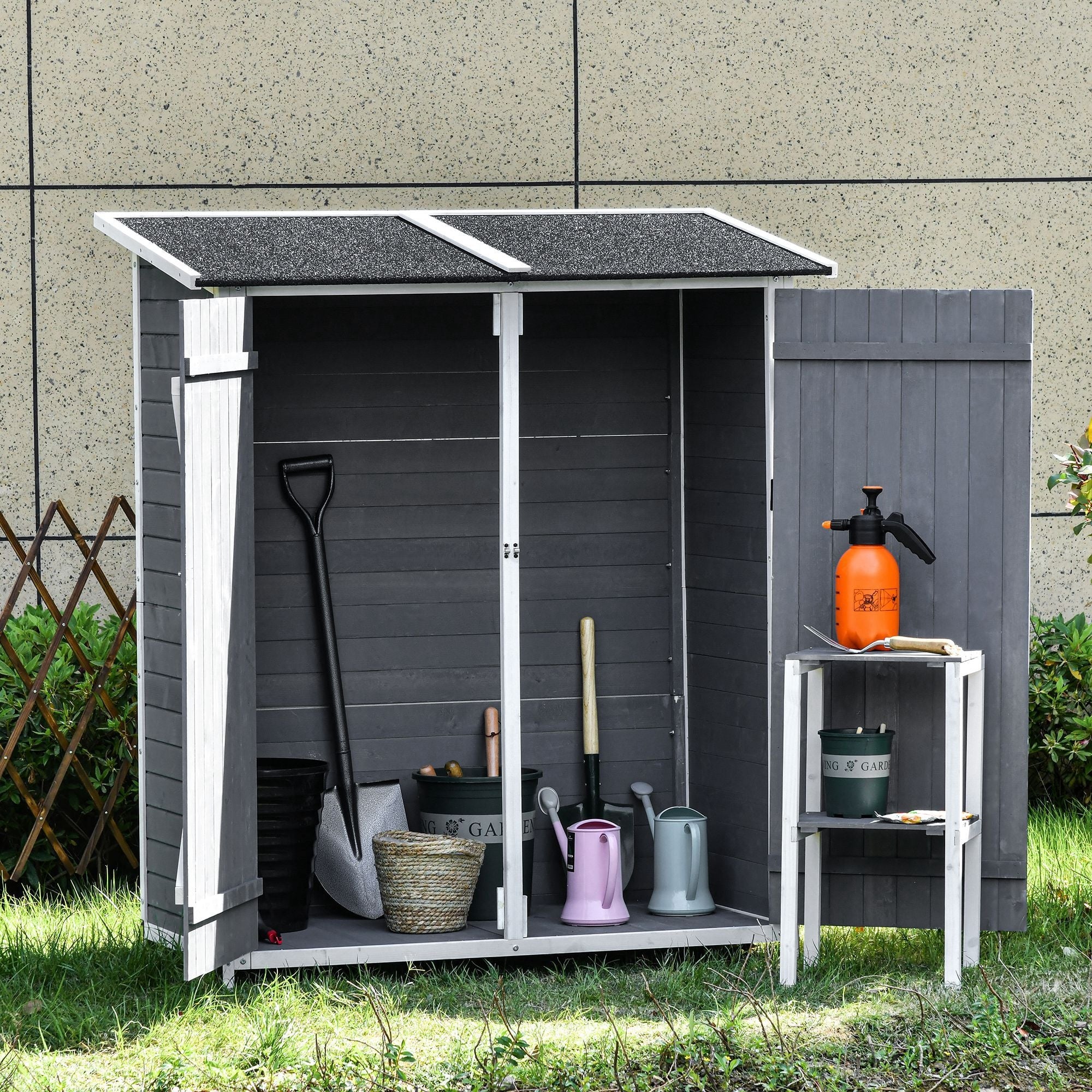 Outsunny Gartenschrank Geräteschuppen mit 2 Tür Geräteschrank mit Asphaltdach Gartenlagerschrank Antidumping Design mit Bodennägel Tannenholz Grau+Weiß 139 x 75 x 160 cm