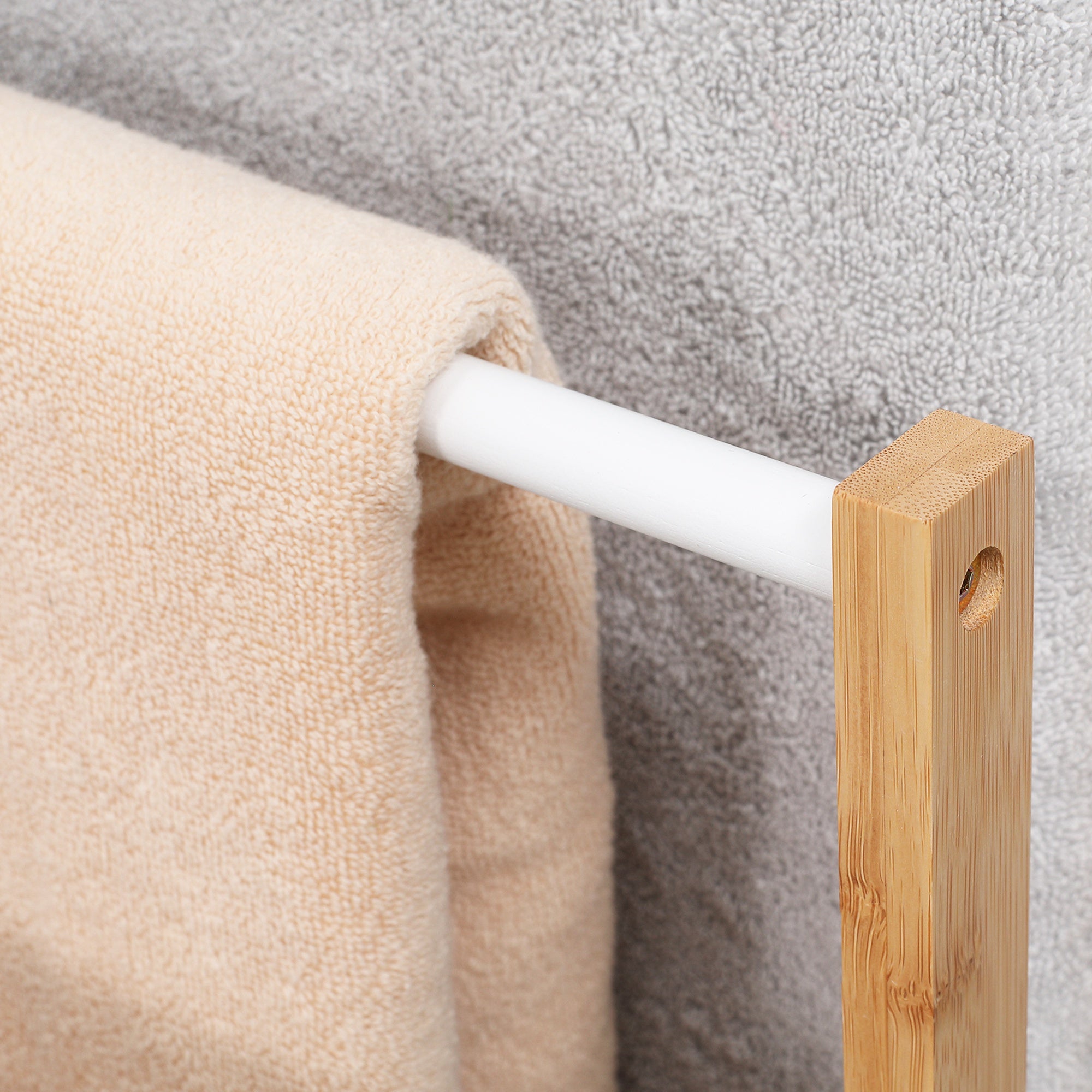 HOMCOM Handtuschständer aus Bambus. 3-teiliges Design, 3 Handtuchstangen 48 cm x 25,8 cm x 94 cm, Natur + Weiß