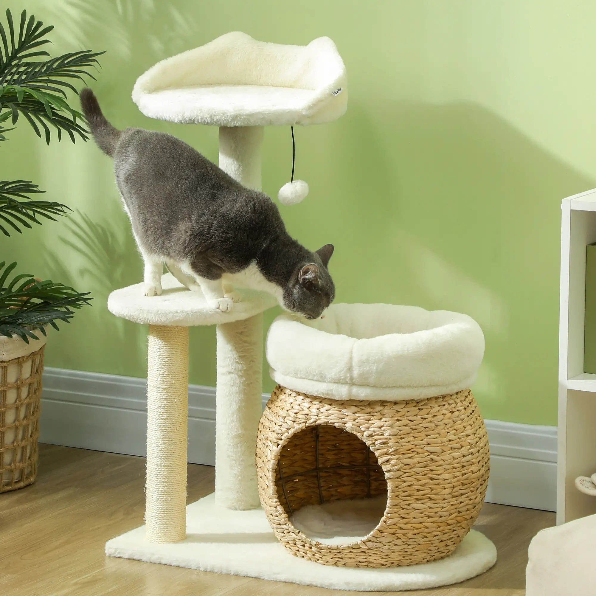 PawHut Kratzbaum mit Katzenhöhle, Spielball und Plattform, Schilfrohr/Sisal, bis 10 kg, 60 x 40 x 79 cm, Cremeweiß