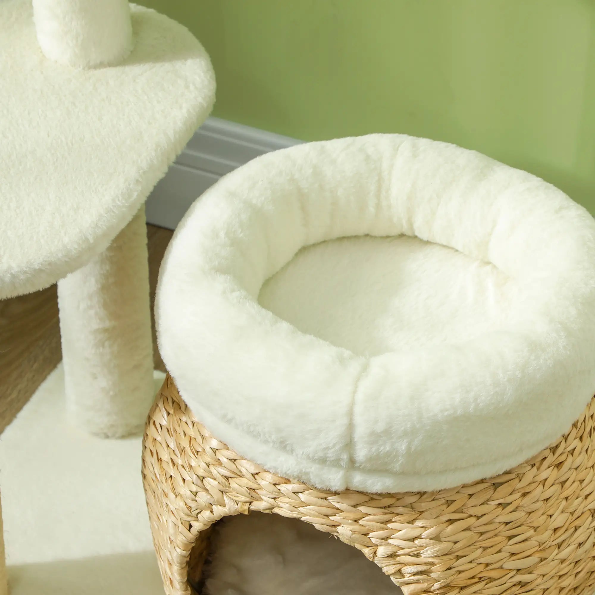 PawHut Kratzbaum mit Katzenhöhle, Spielball und Plattform, Schilfrohr/Sisal, bis 10 kg, 60 x 40 x 79 cm, Cremeweiß