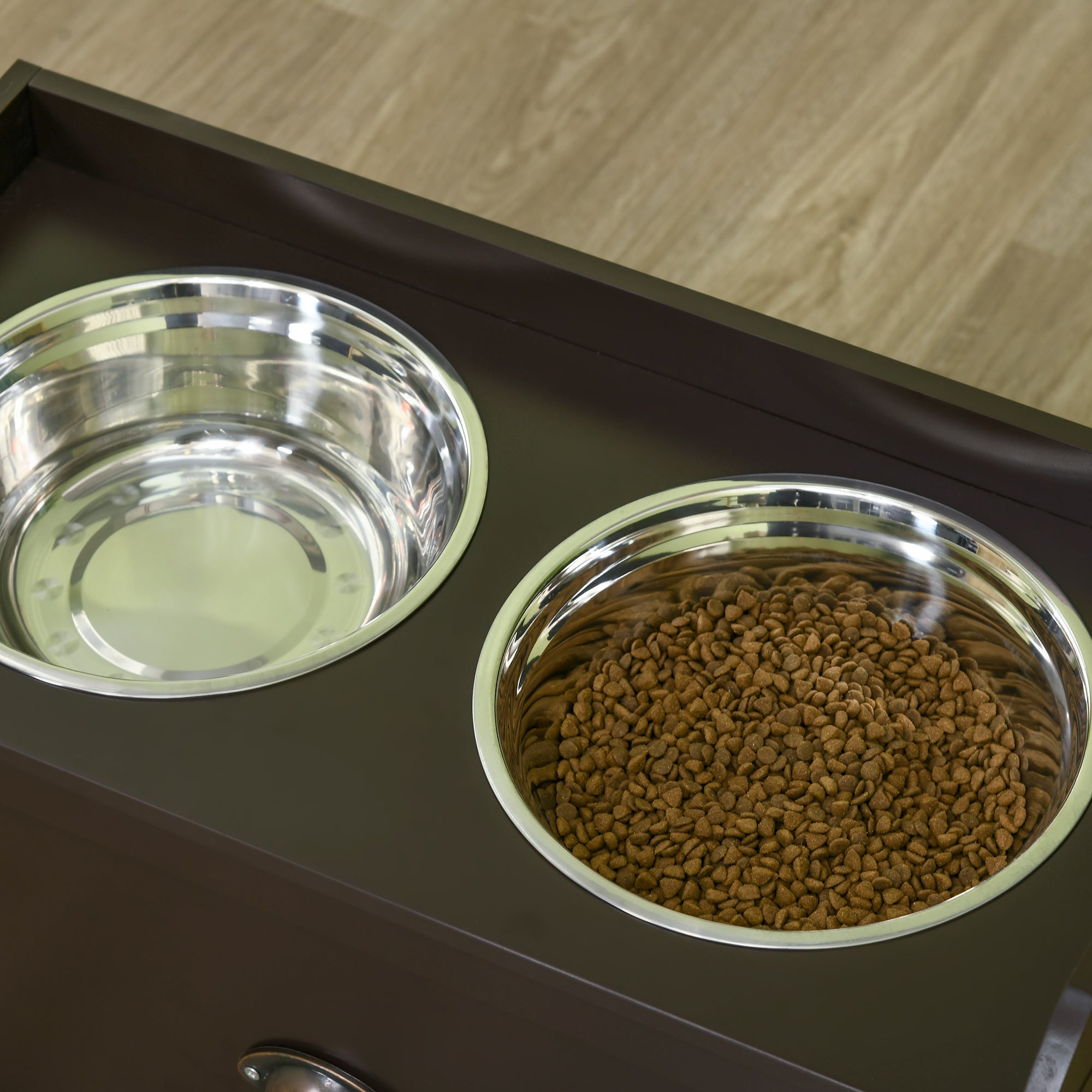PawHut Futterstation Erhöhte Fressnäpfe 2 Fressnäpfe, 2 Edelstahlschalen, 1 Stauraum, 60 x 30 x36 cm, Braun