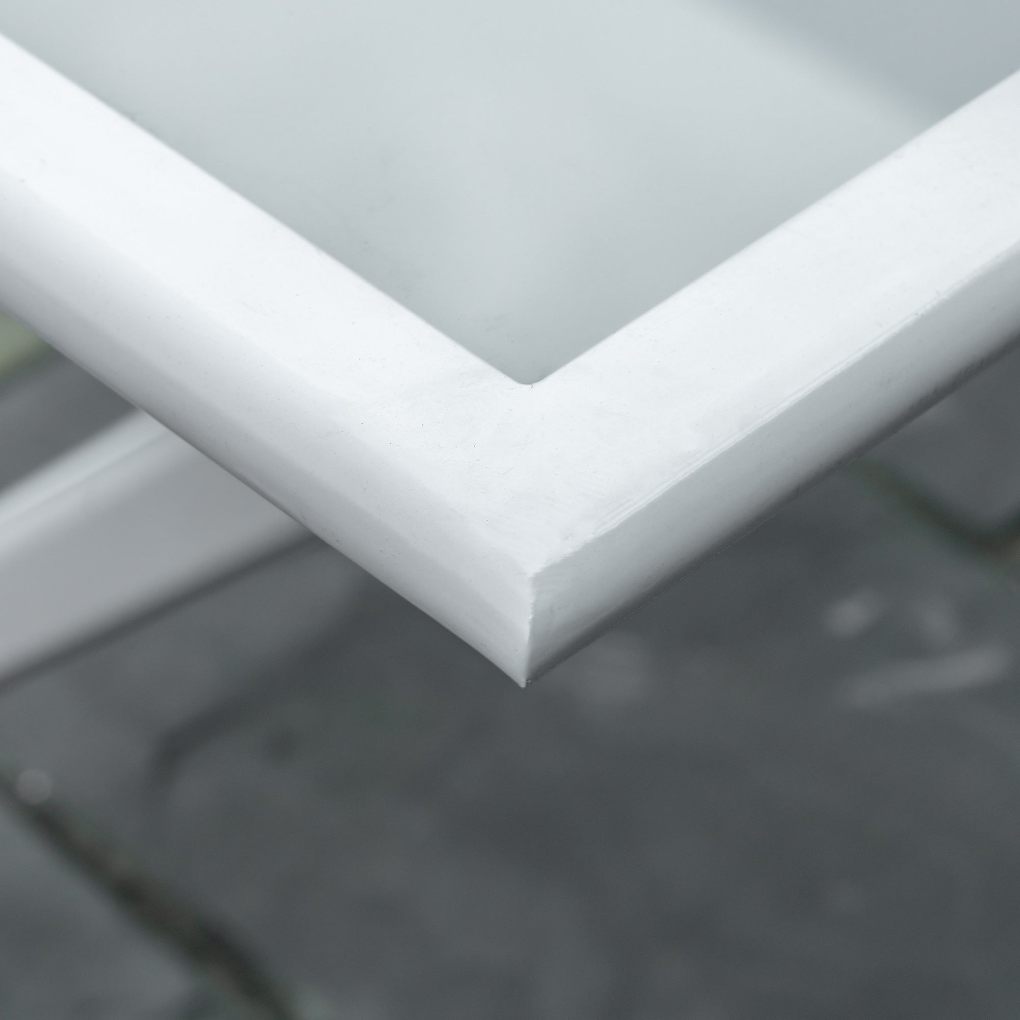 Outsunny Klapptisch Gartentisch mit Ø42mm Ø50mm Schirmloch Falttisch klappbar Beistelltisch Balkontisch Picknicktisch Esstisch Metall gehärtetes Glas Weiß 110 x 70 x 70 cm