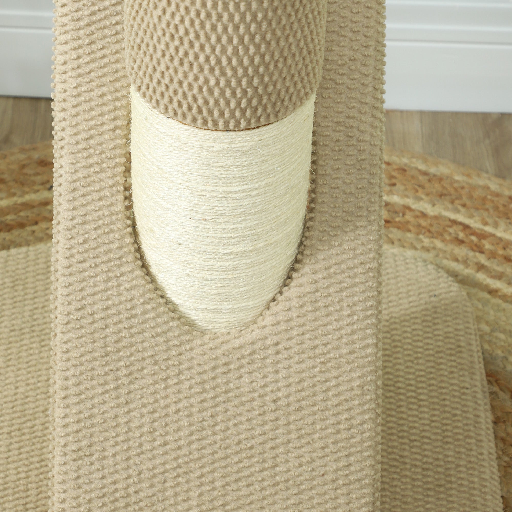 PawHut Kratzbaum für Katzen, mit Pad, Säule und Spielball, Teppich und Sisal, 84 cm, Hellbraun